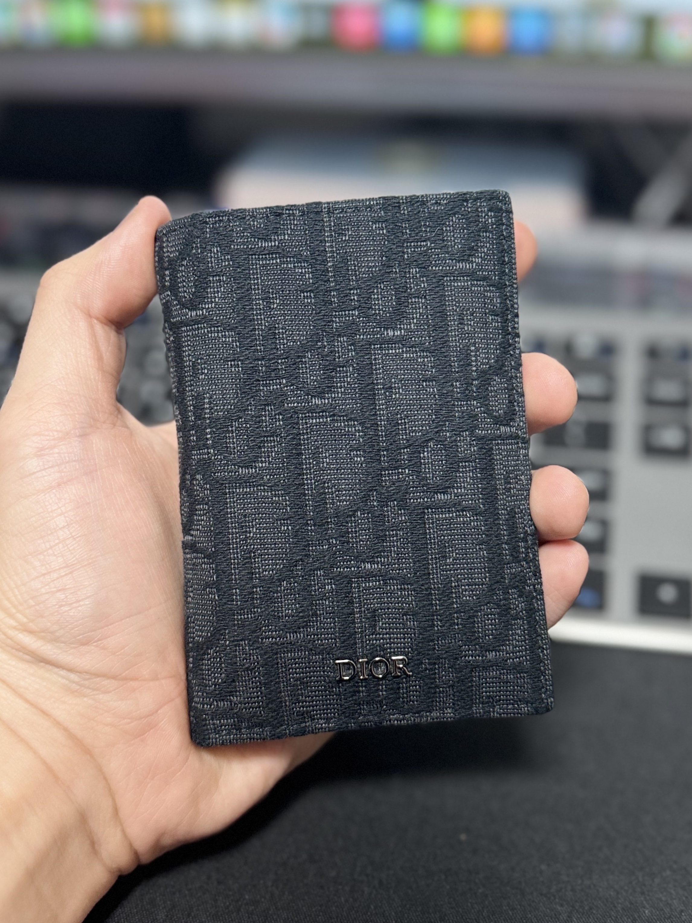 Dior Bi-Fold Card Holder Black Dior Oblique Jacquard 착용 스타일