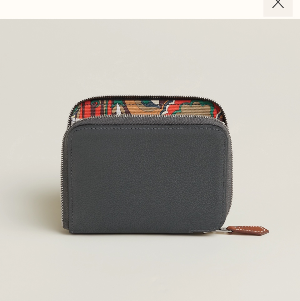 Hermes Silk'In Compact Wallet Epsom Barenia & Palladium Bleu Indigo Caban Jaune Ambre 착용 스타일