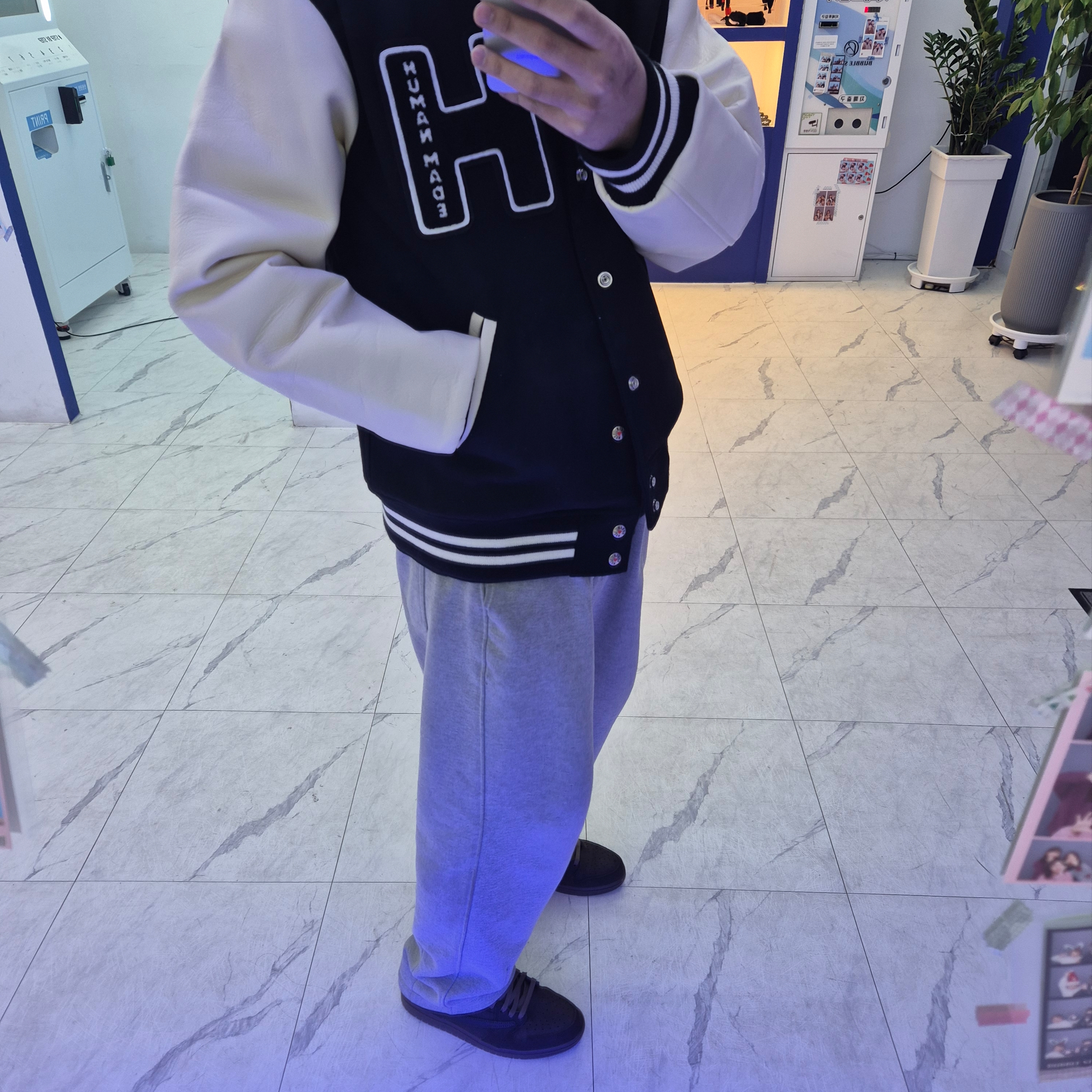 Human Made Graphic Varsity Jacket Black - Seoul Store Exclusive, Jordan 1 x Travis Scott Retro Low OG SP Velvet Brown and Dark Mocha 착용 스타일 - 2