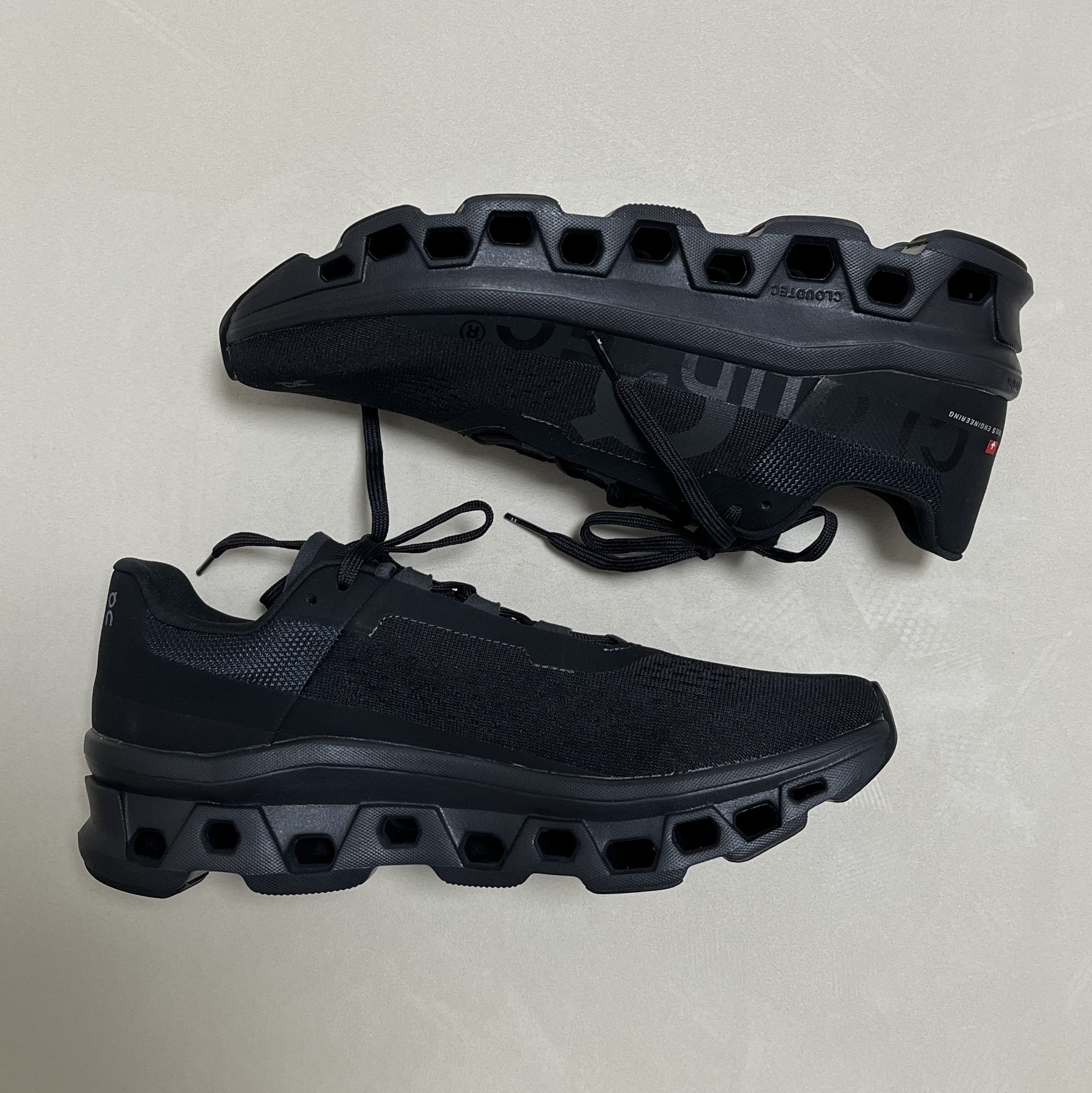 On Running Cloudmonster All Black 착용 스타일