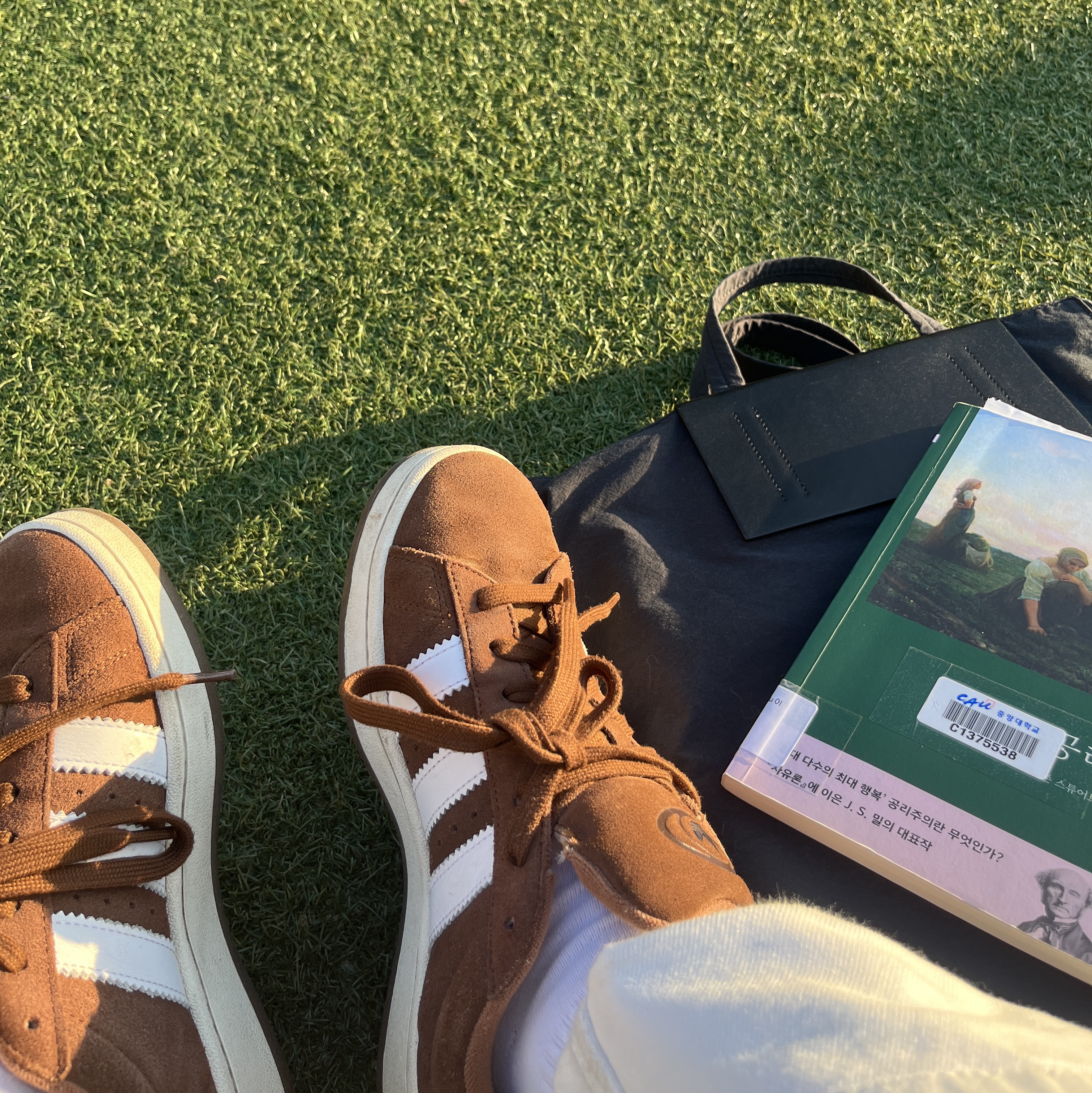 Adidas Campus 00s Bark Cloud White, Acne Studios Baker Out Medium Tote Bag Black 착용 스타일 - 1