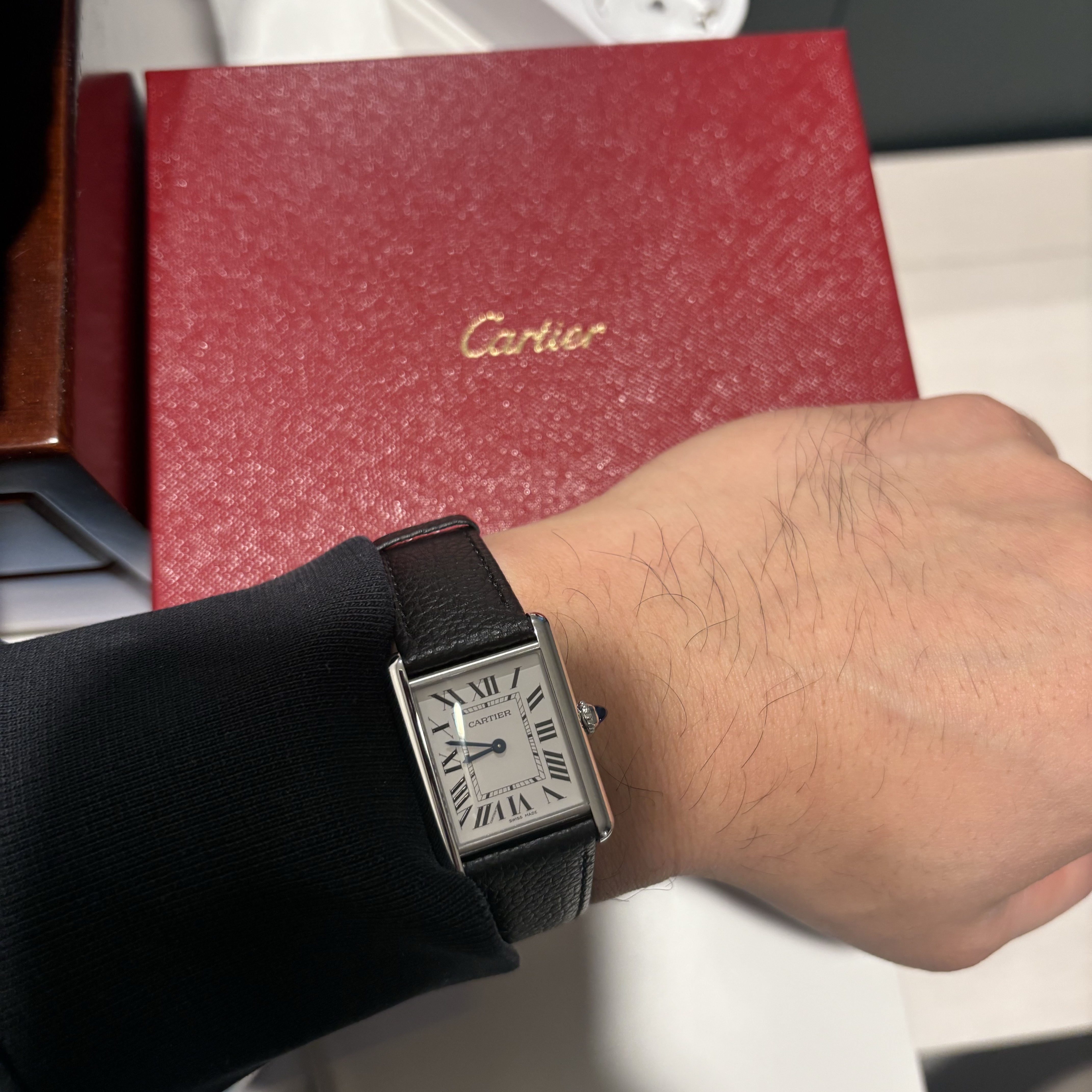 Cartier Tank Must Watch Large Quartz Steel Calfskin Black 착용 스타일