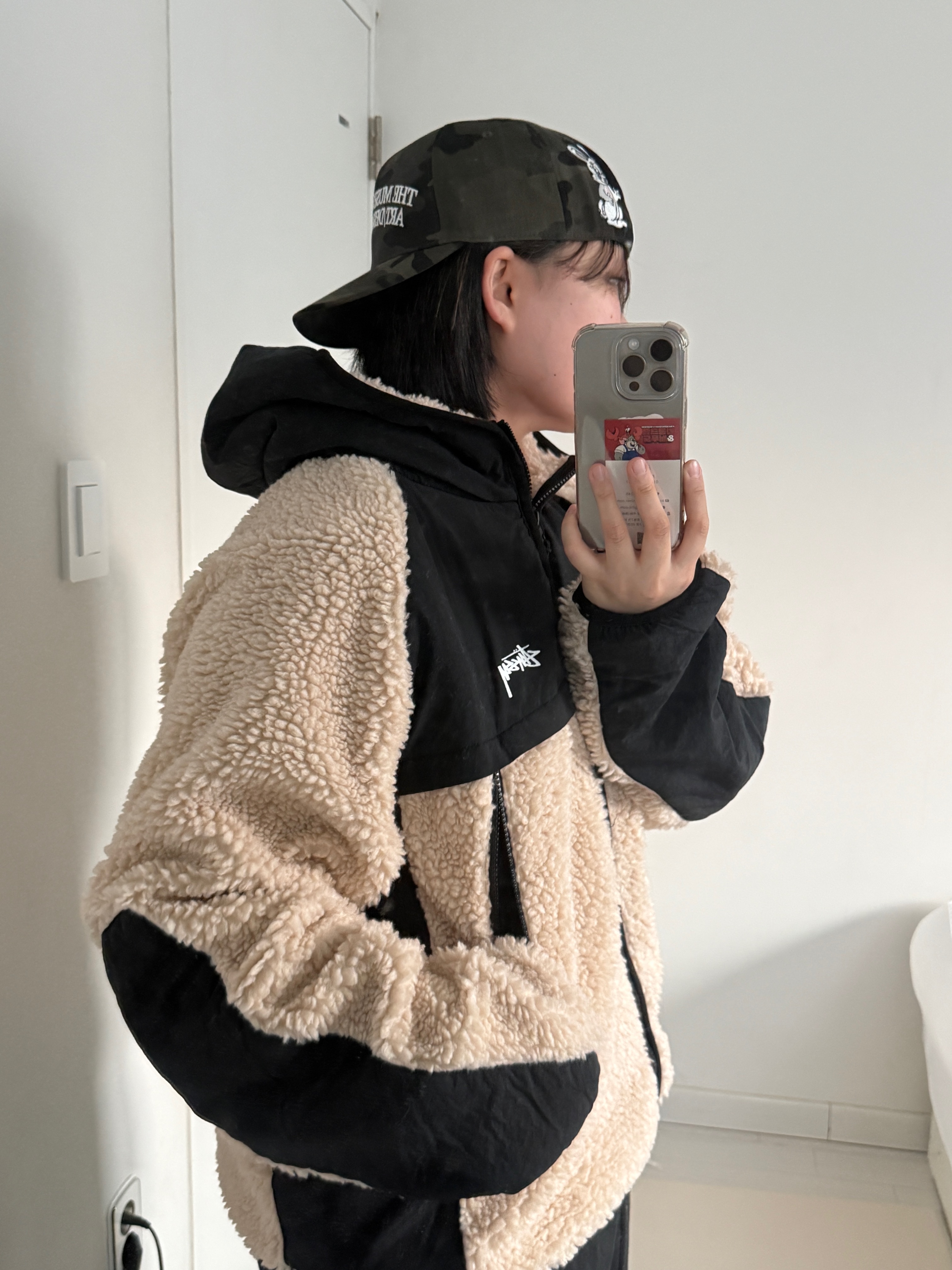 Stussy Sherpa Paneled Hooded Jacket Beige 착용 스타일 - 1