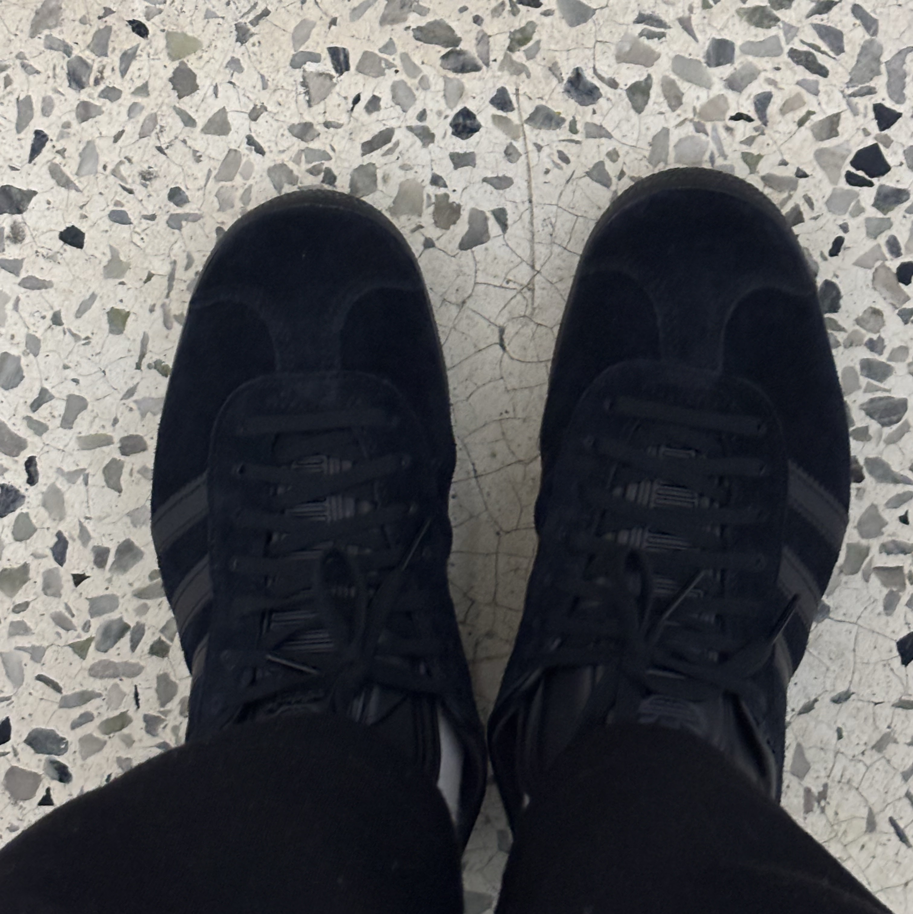 Adidas Gazelle Triple Black 착용 스타일