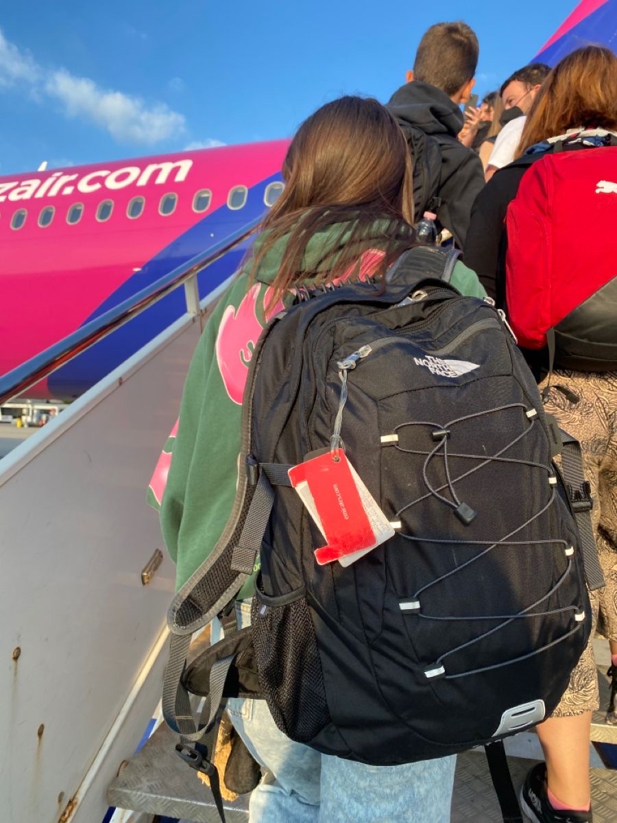 Supreme x The North Face Metallic Borealis Backpack Silver - 18SS, Supreme x The North Face Summit Series Outer Tape Seam Route Rocket Backpack Black - 21SS 착용 스타일 - 4