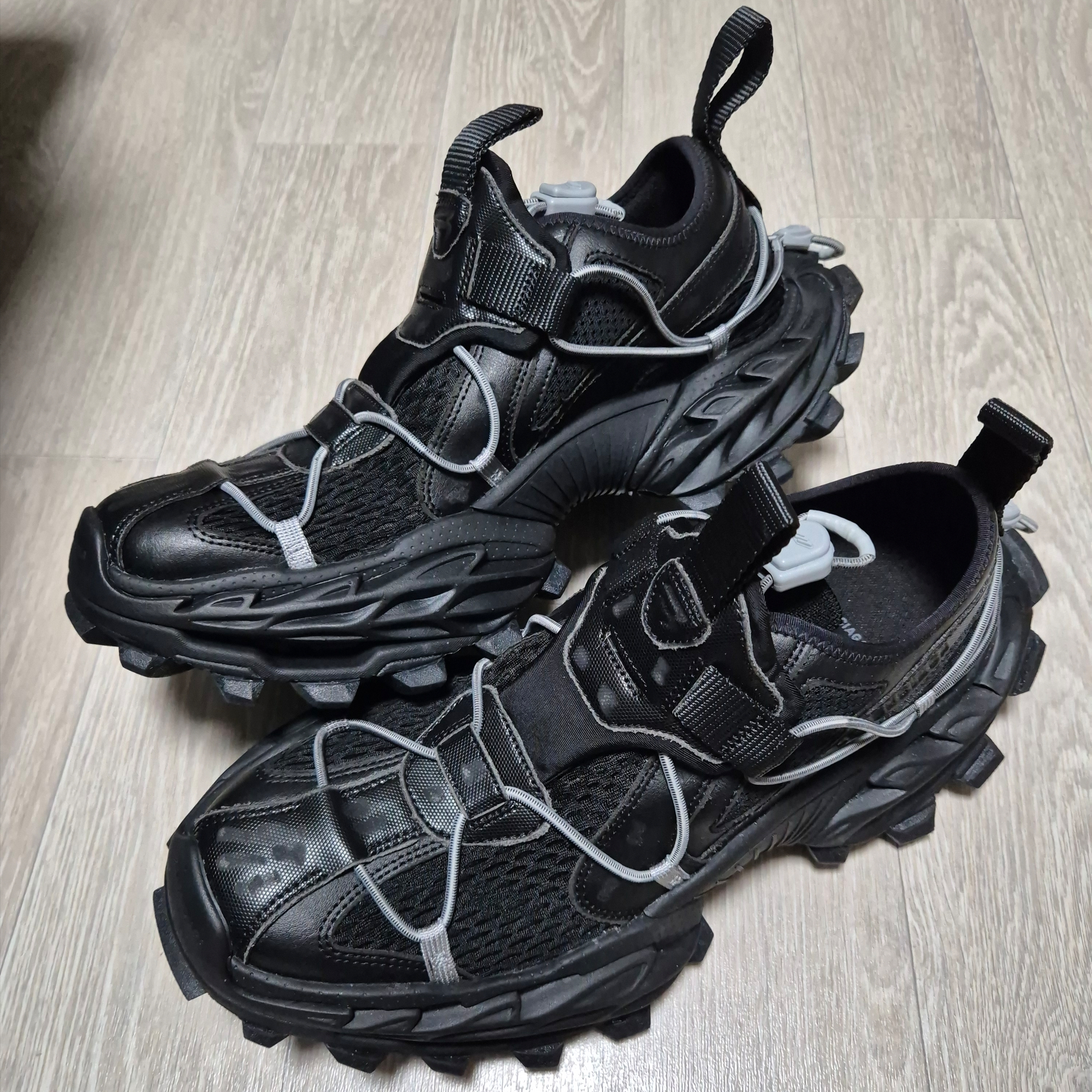 Balenciaga Hike Sneaker Black 착용 스타일 - 2