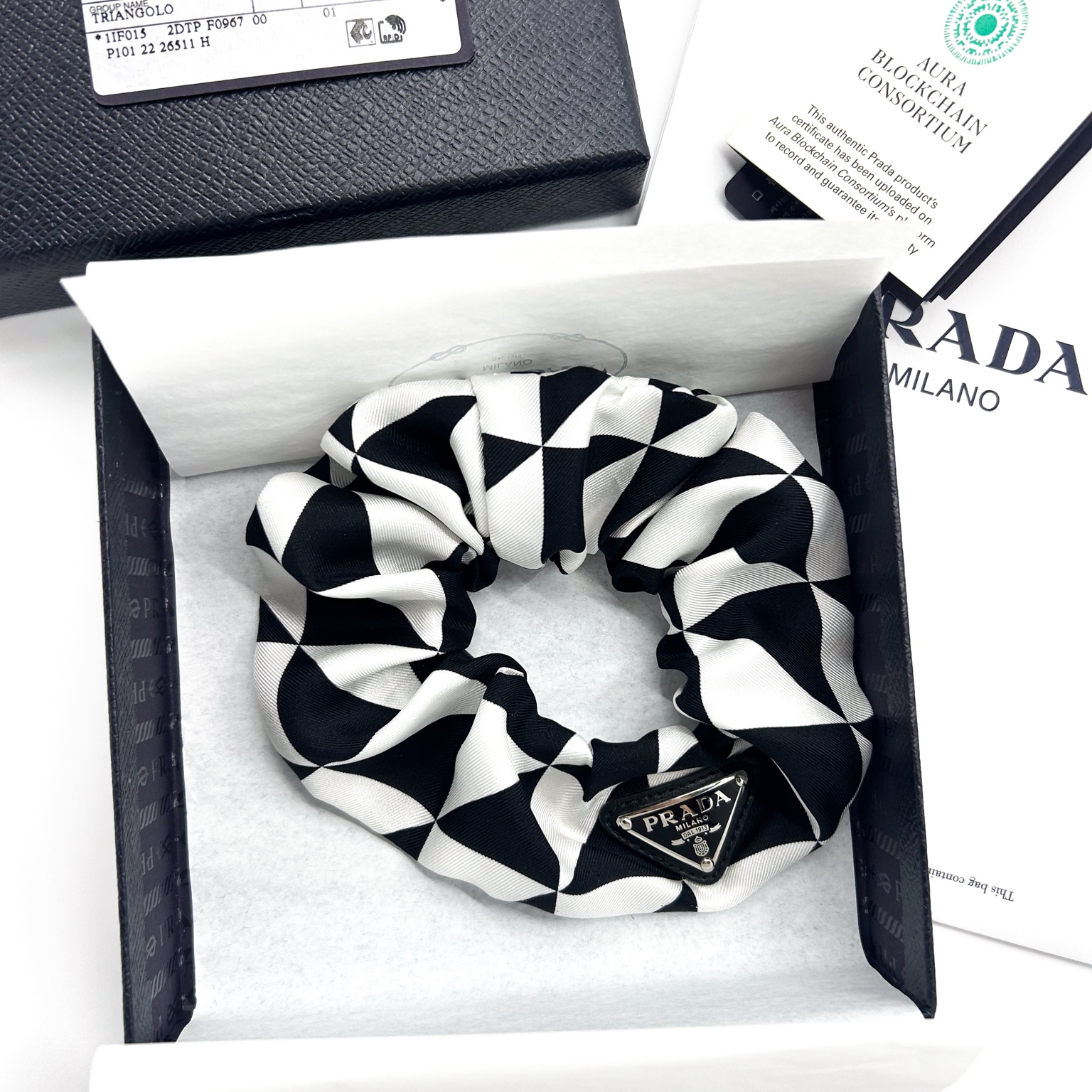 (W) Prada Printed Silk Twill Scrunchie Black White 착용 스타일 - 3