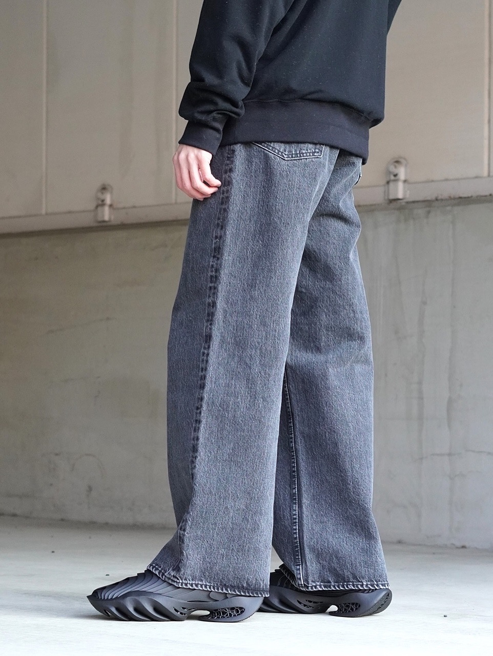 Aliveform Stratum Fang Charcoal - 25SS 착용 스타일 - 2
