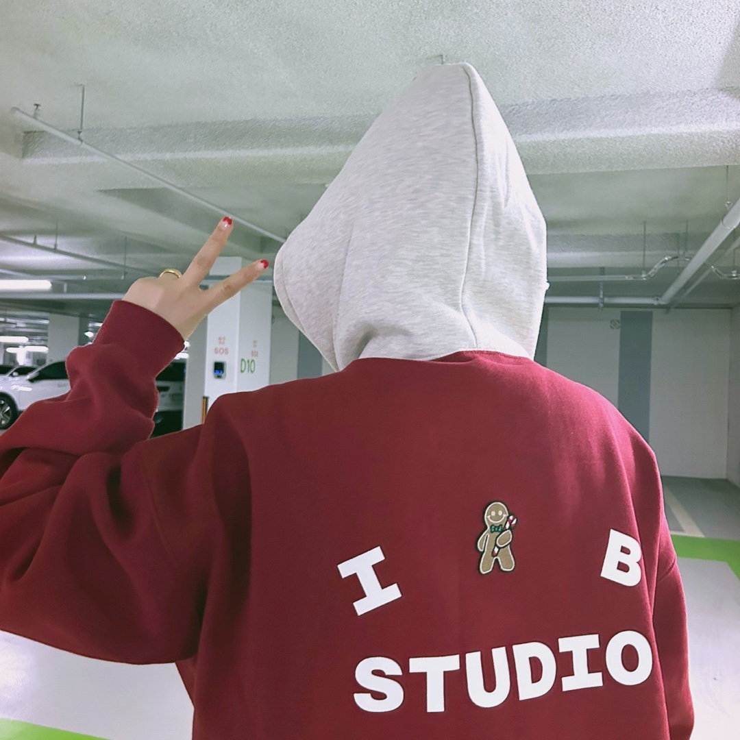 IAB Studio 24 Christmas Hoodie Burgundy Oatmeal 착용 스타일