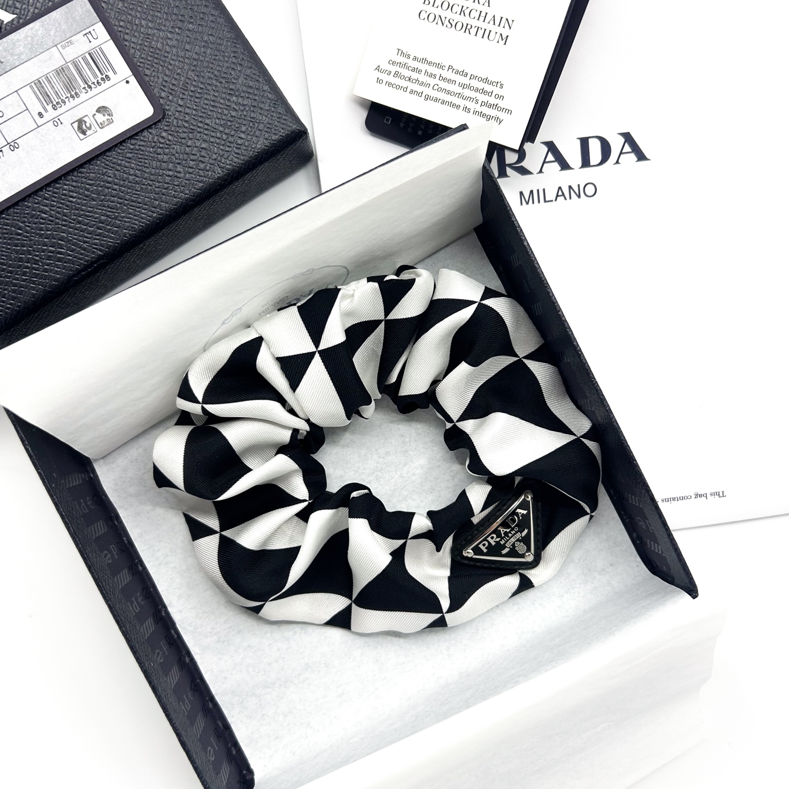 (W) Prada Printed Silk Twill Scrunchie Black White 착용 스타일 - 2