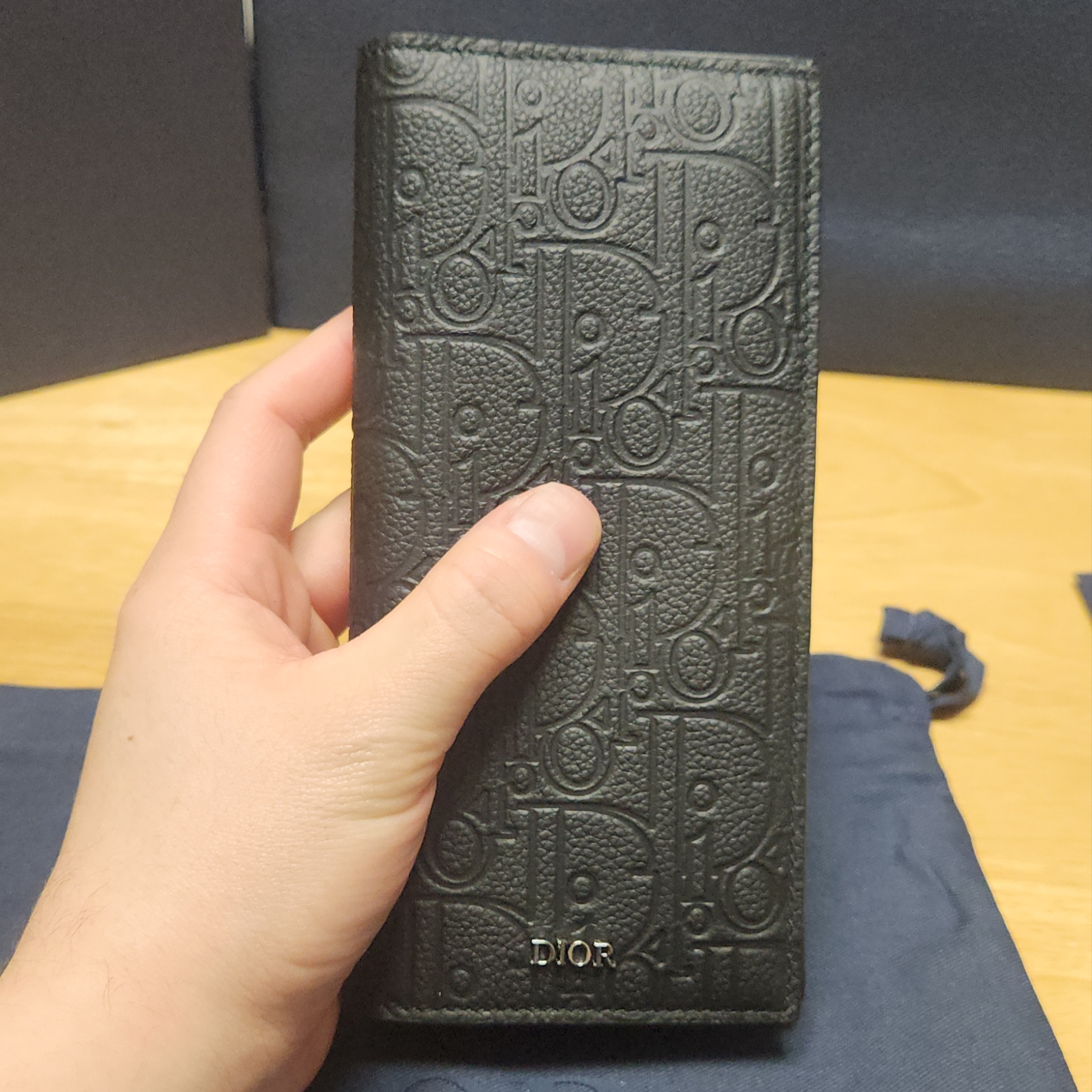 Dior Vertical Bifold Wallet Dior Gravity Leather Black 착용 스타일 - 3