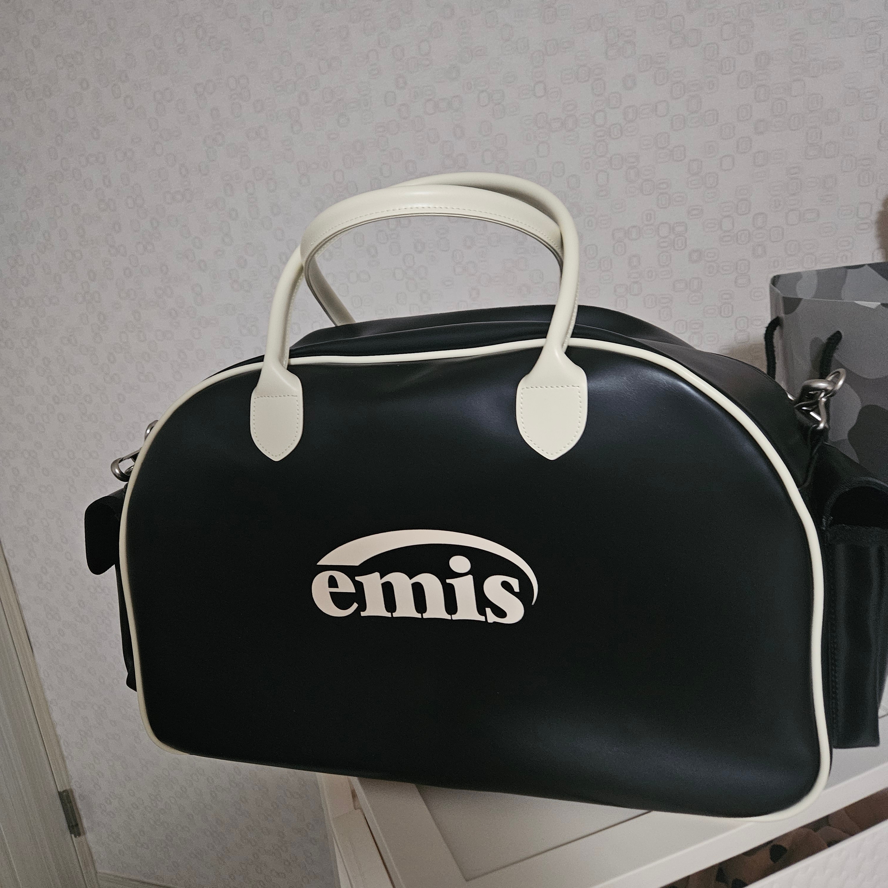 Emis New Logo Boston Bag Black 착용 스타일
