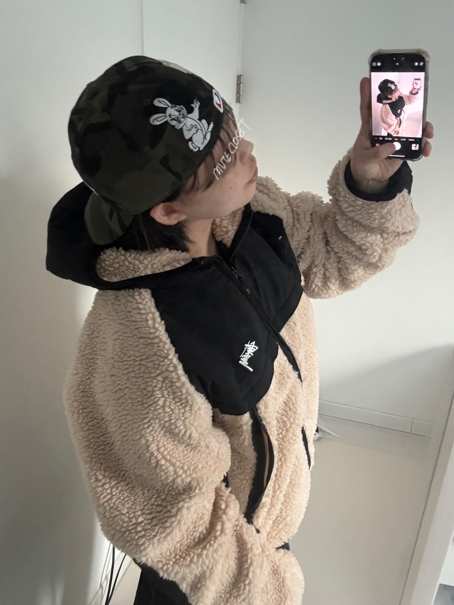 Stussy Sherpa Paneled Hooded Jacket Beige 착용 스타일 - 2