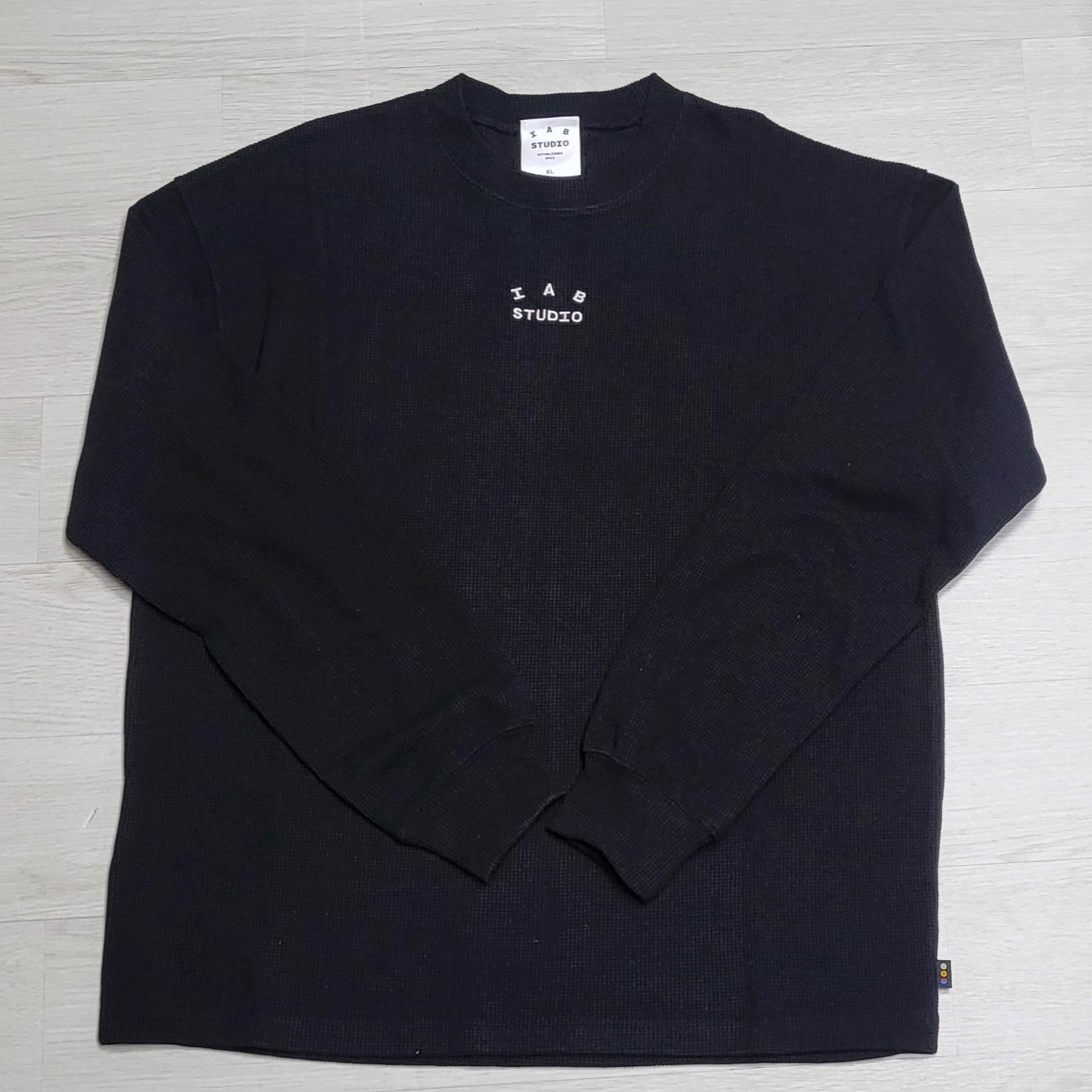 IAB Studio Waffle Long Sleeve Black White 착용 스타일 - 2