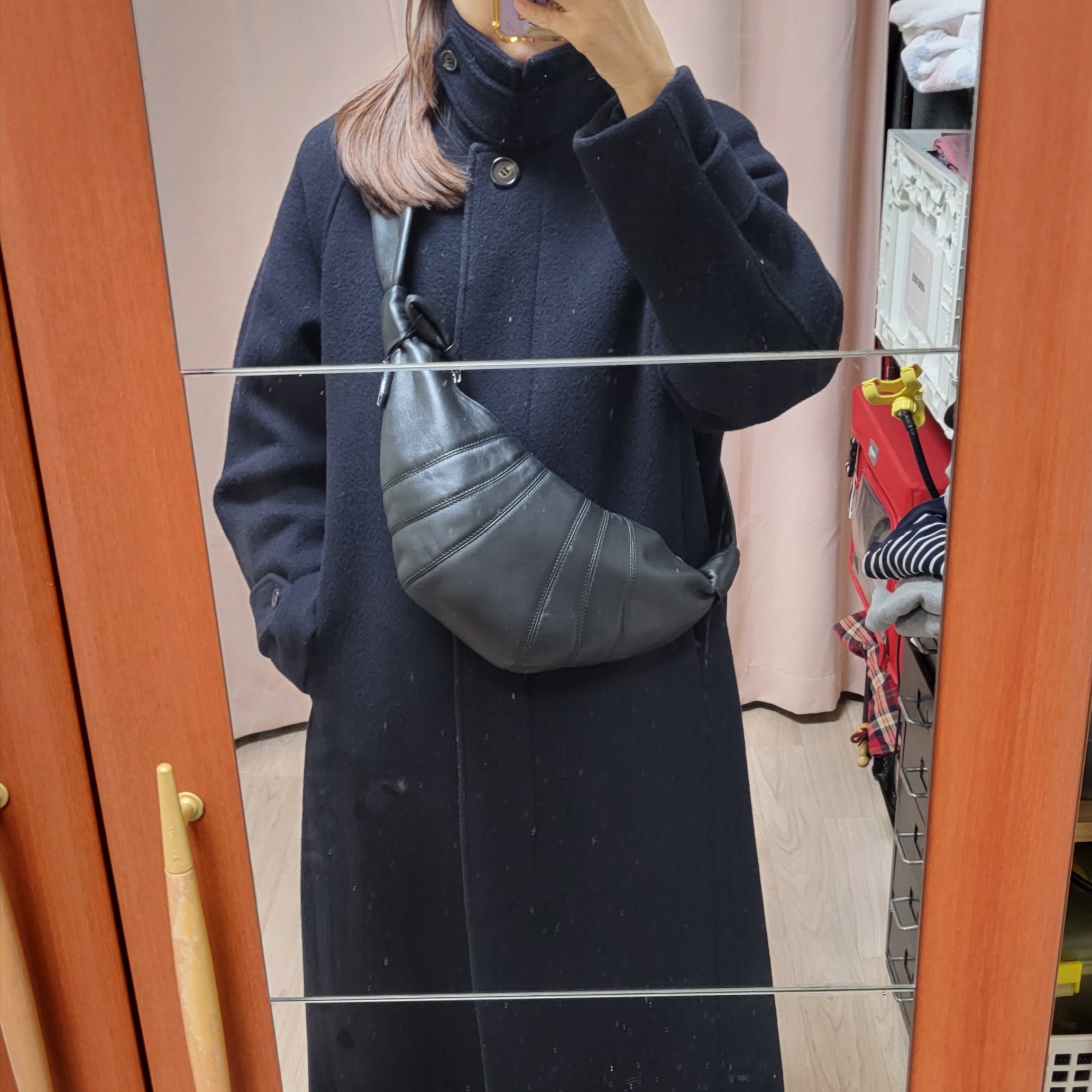 Lemaire Small Croissant Bag Soft Nappa Leather Black 착용 스타일 - 4