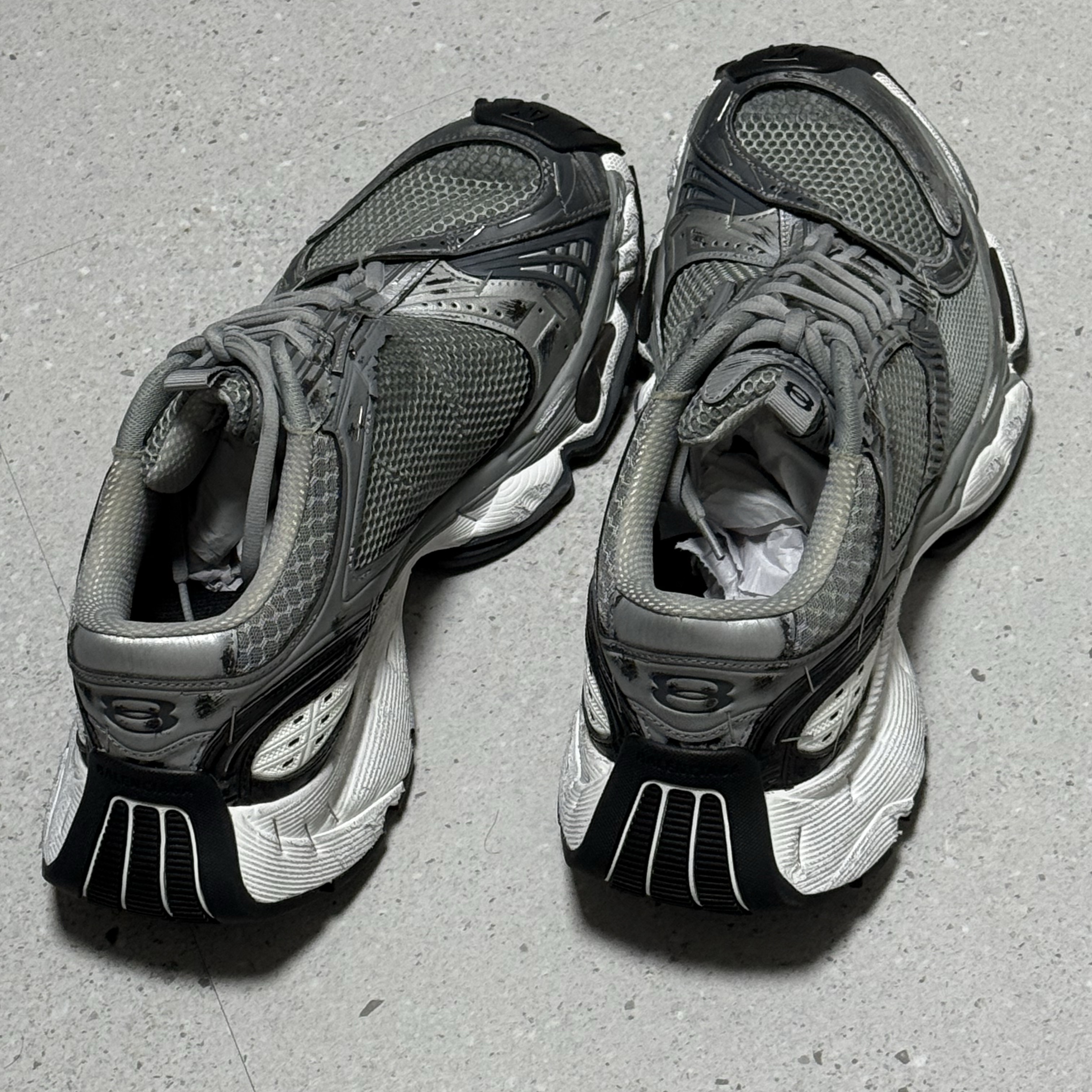 Balenciaga Stapler Sneaker Silver Grey 착용 스타일 - 2