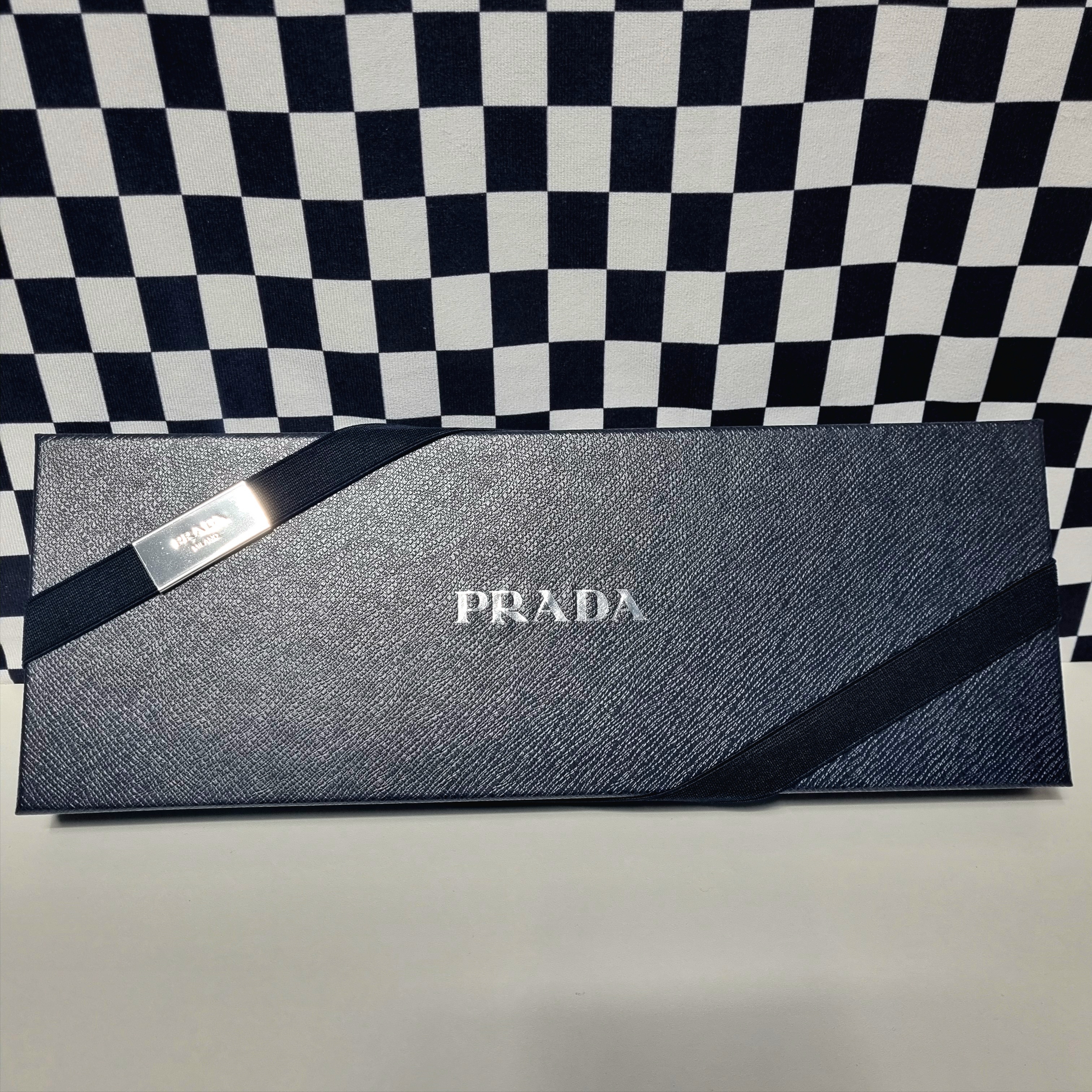 Prada Re-Nylon Gabardine Tie Black 착용 스타일 - 1