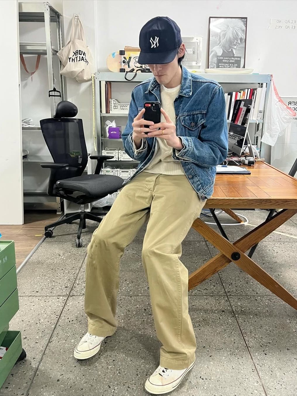 IAB Studio x Lee Denim Jacket Black, Auralee Selvedge Faded Light Denim Blouson Lightning Effect Indigo - 23SS 착용 스타일 - 3