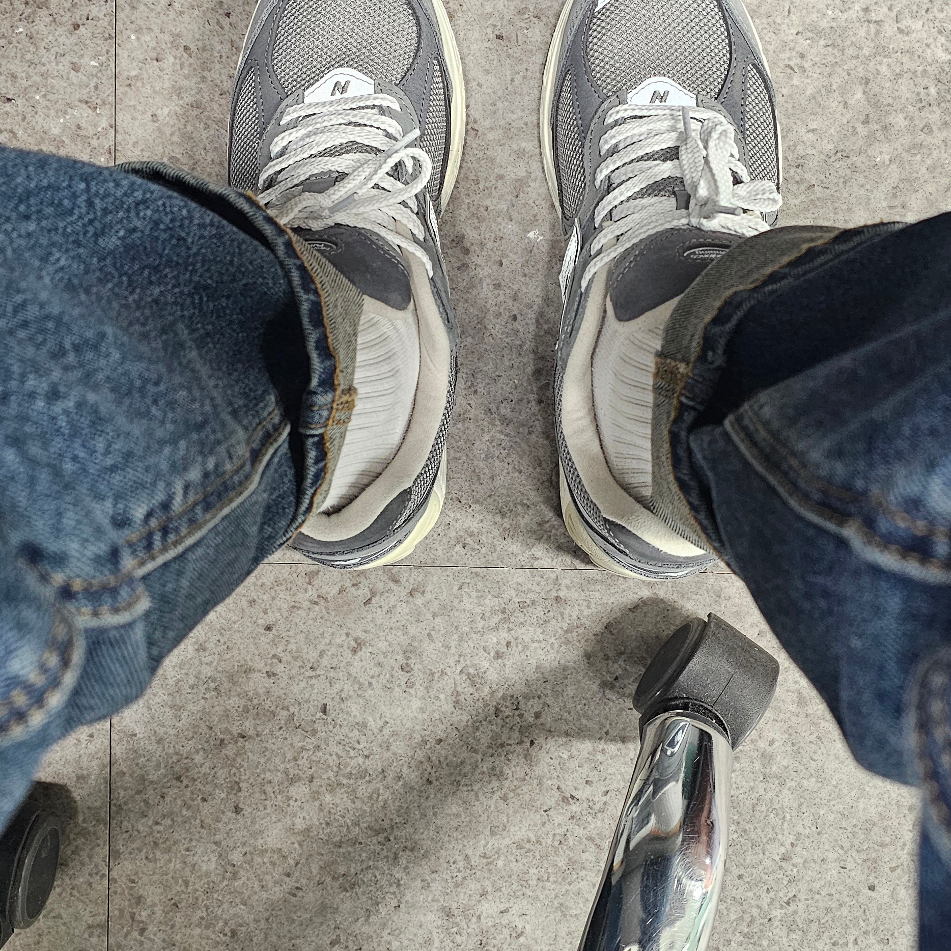 New Balance 2002R Premium Vintage Grey 착용 스타일