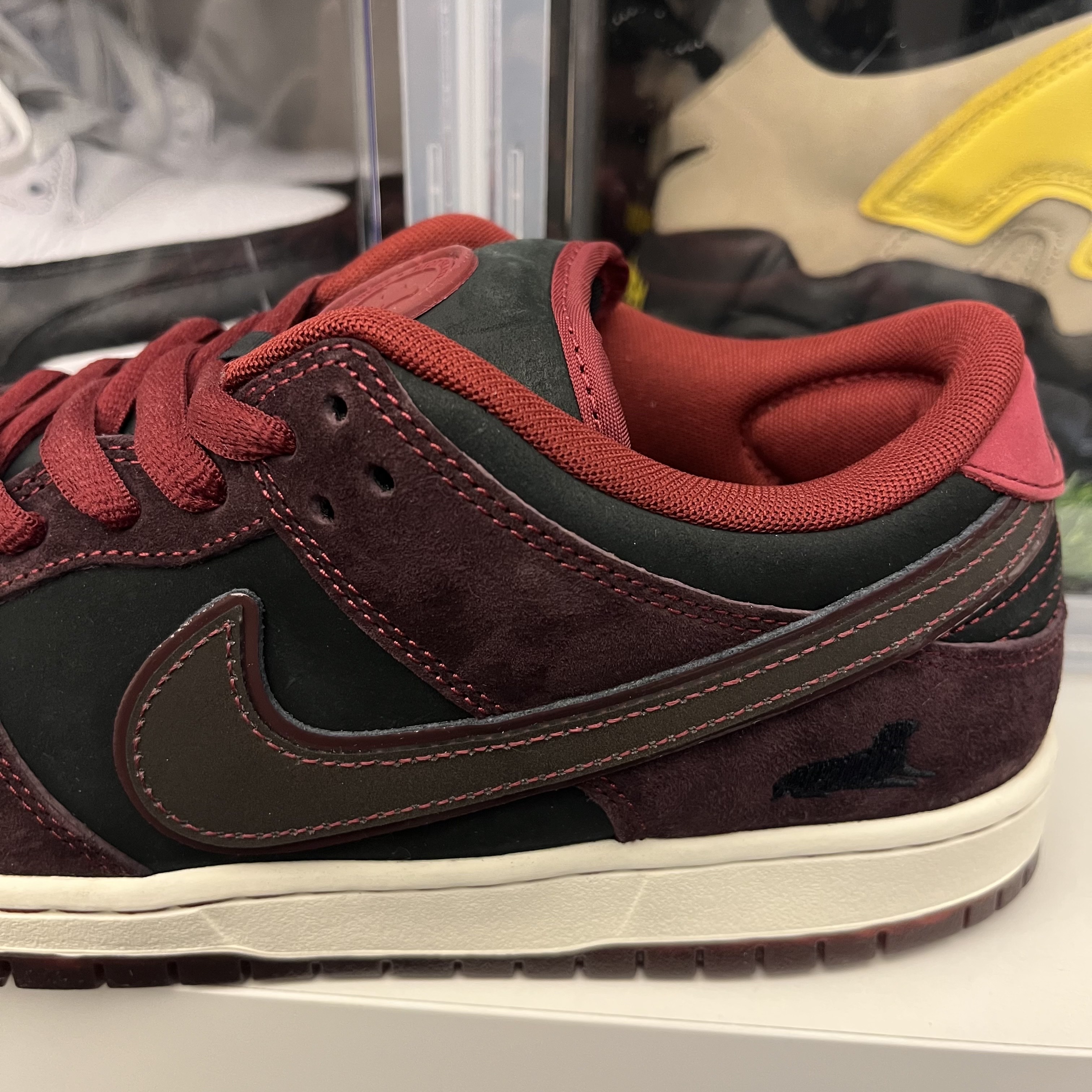 Nike x Riot Skateshop SB Dunk Low Pro Mahogany and Team Red 착용 스타일 - 1