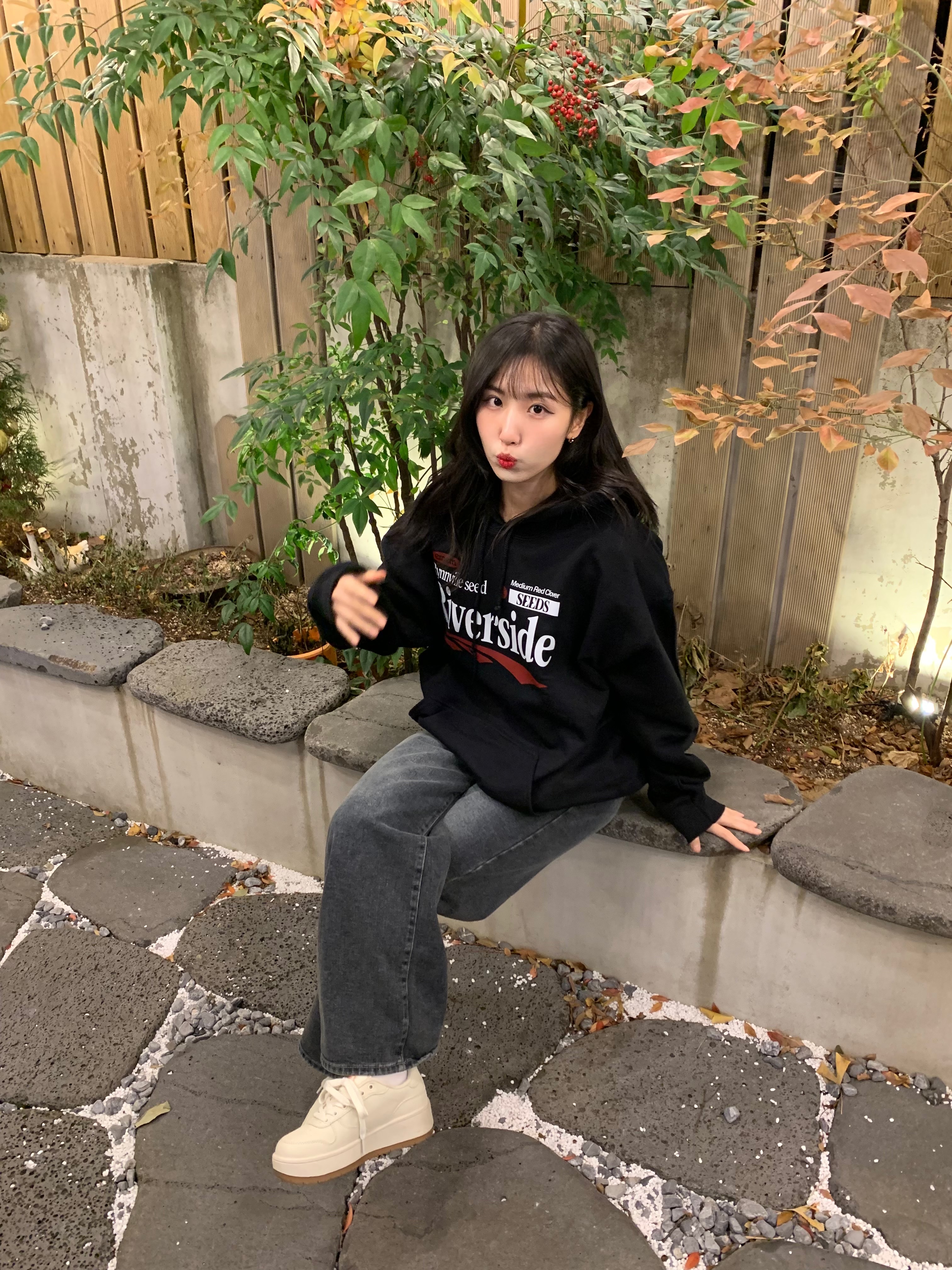 Gildan X EMEM Riverside Hoodie Black 착용 스타일 - 3