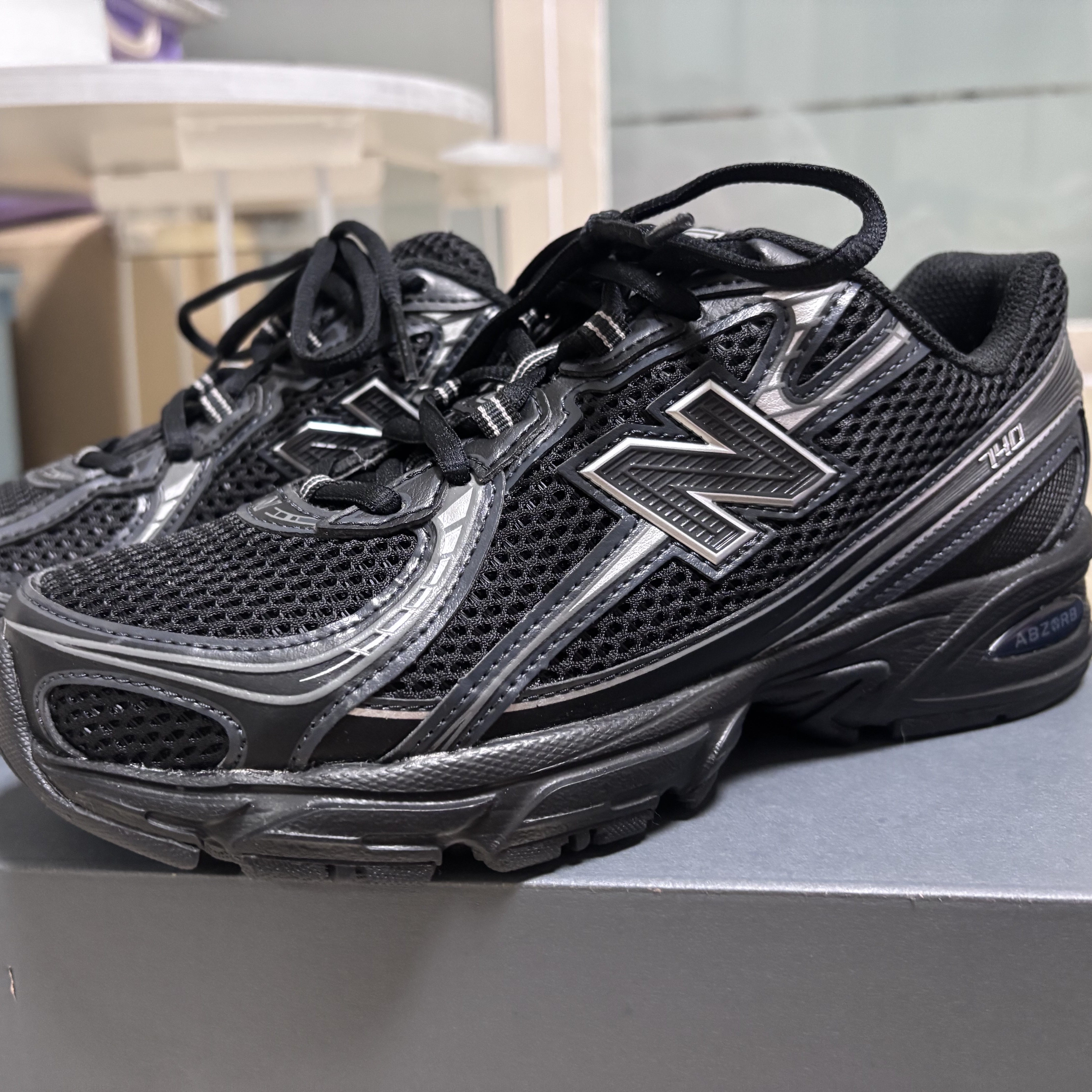 New Balance 740v2 Black Silver Metallic 착용 스타일