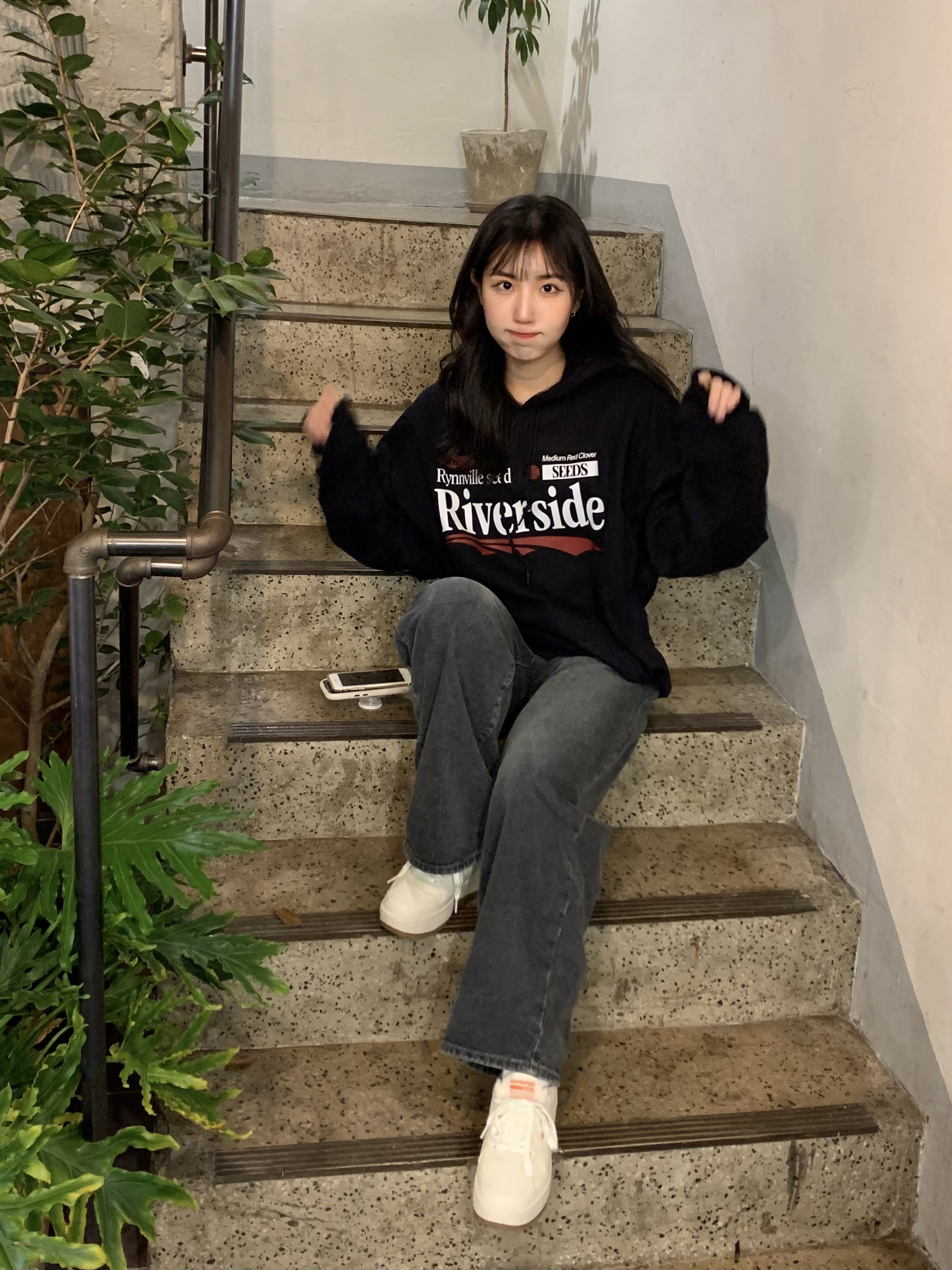 Gildan X EMEM Riverside Hoodie Black 착용 스타일 - 1