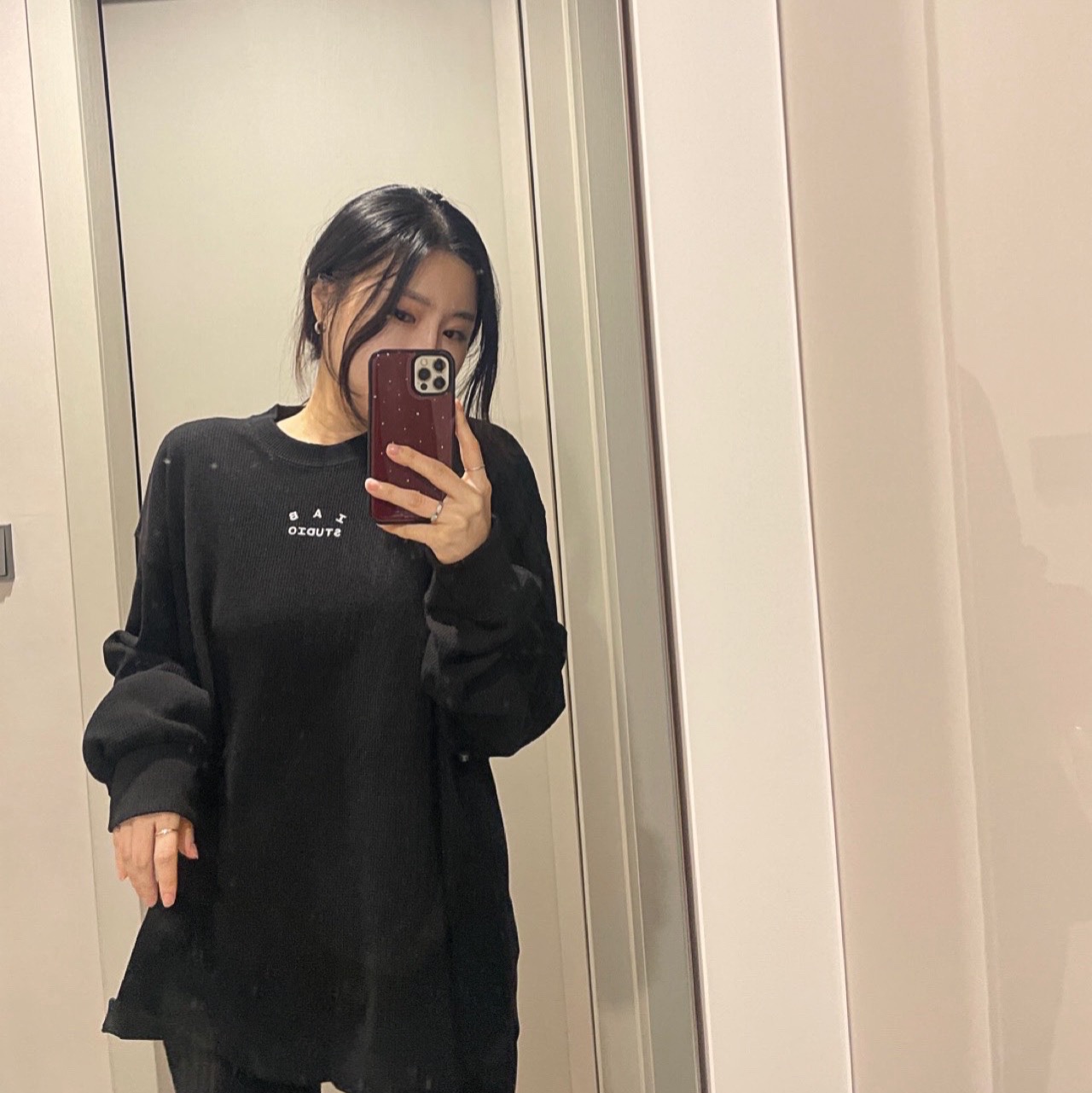 IAB Studio Waffle Long Sleeve Black White 착용 스타일