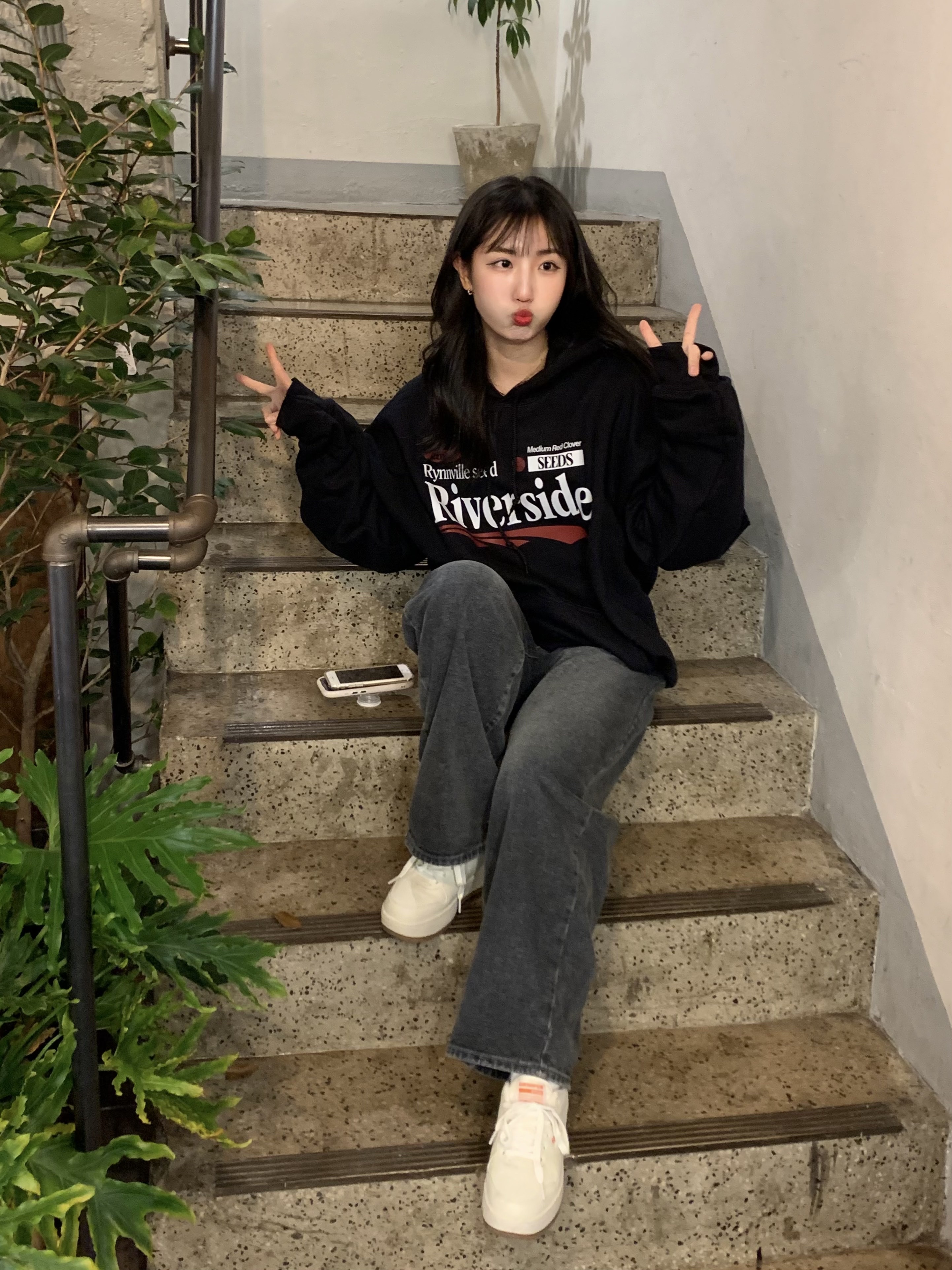 Gildan X EMEM Riverside Hoodie Black 착용 스타일 - 2