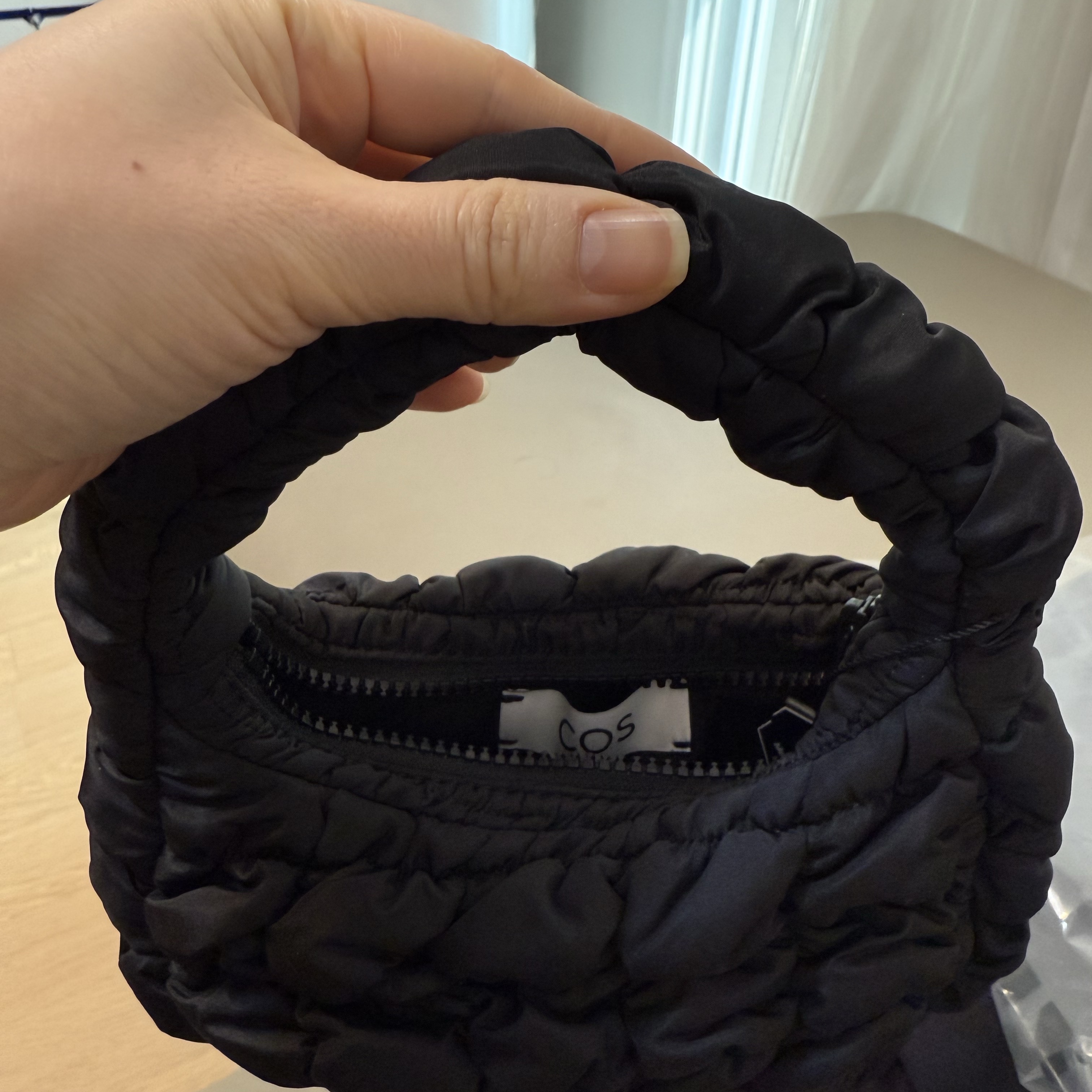 COS Quilted Micro Bag Black 착용 스타일 - 3