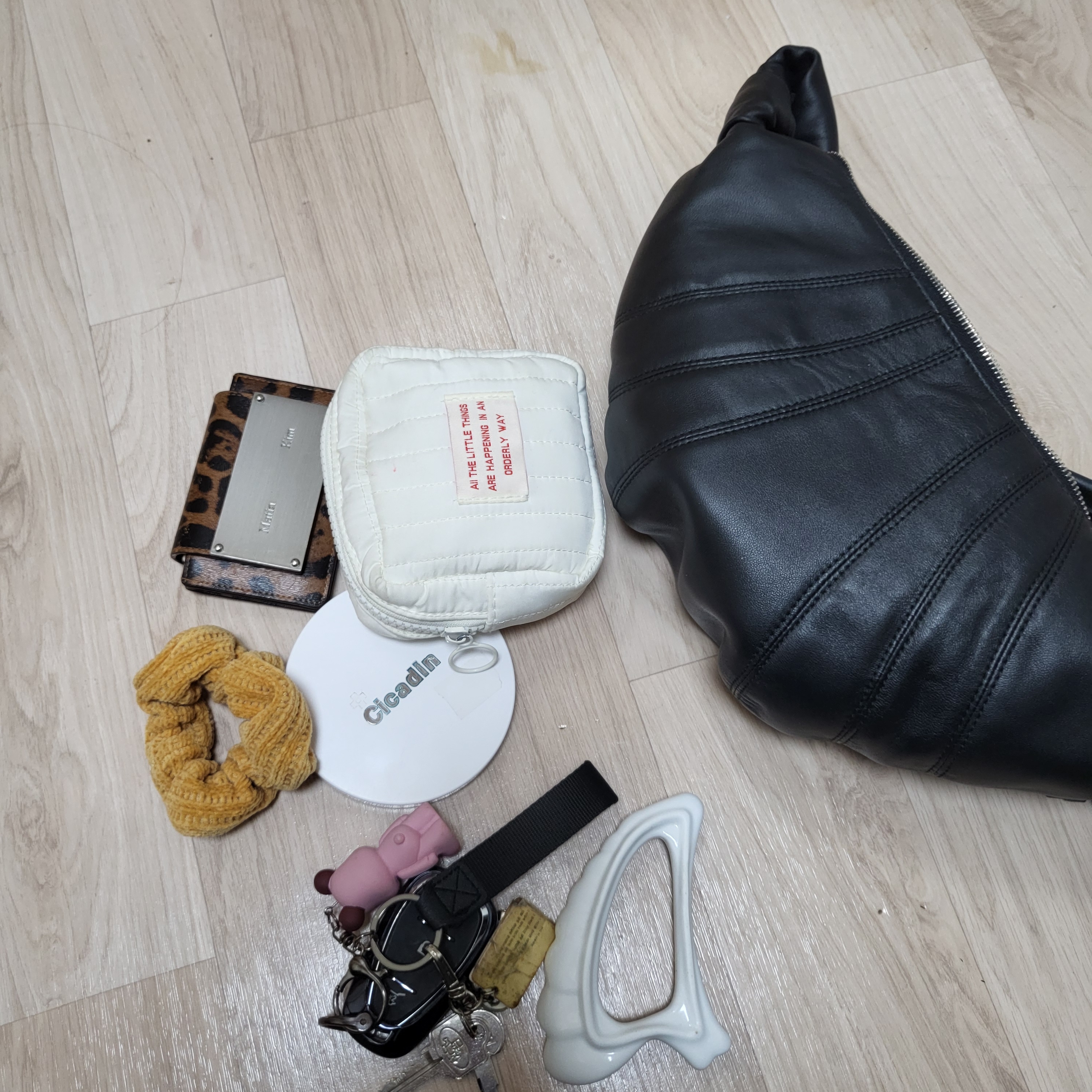Lemaire Small Croissant Bag Soft Nappa Leather Black 착용 스타일 - 1