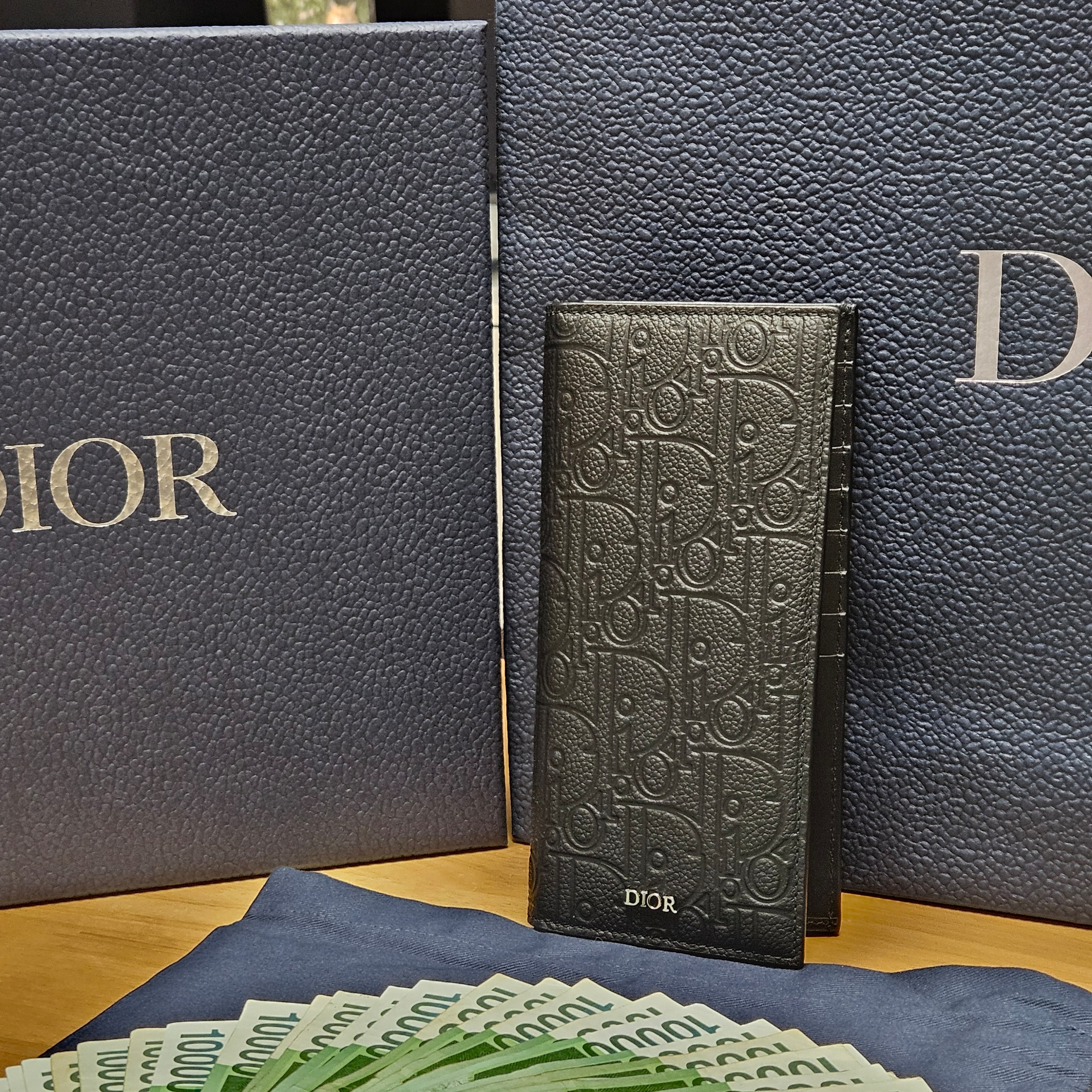 Dior Vertical Bifold Wallet Dior Gravity Leather Black 착용 스타일 - 1