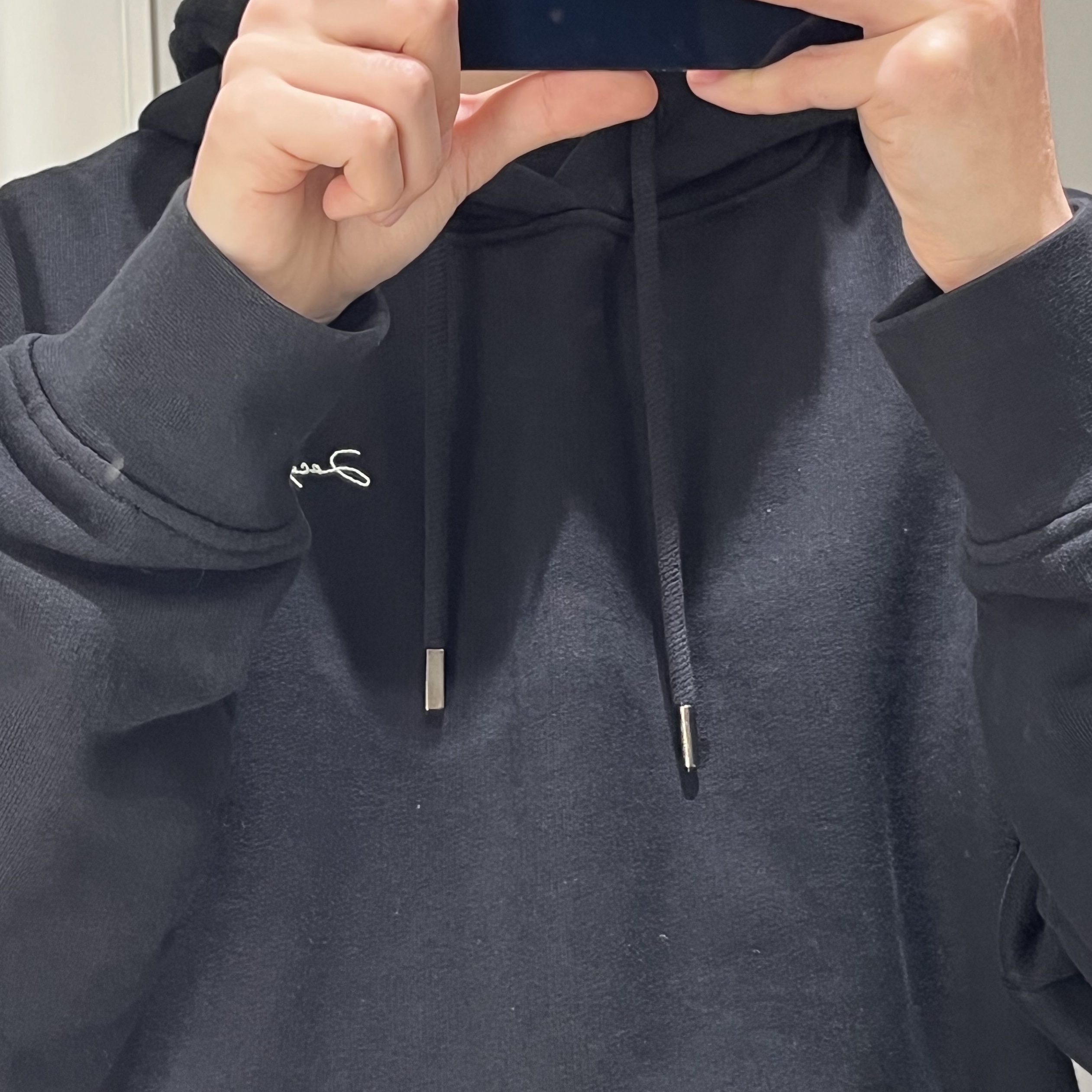 Jacquemus Le Sweatshirt brode Embroidered logo hoodie Black 착용 스타일