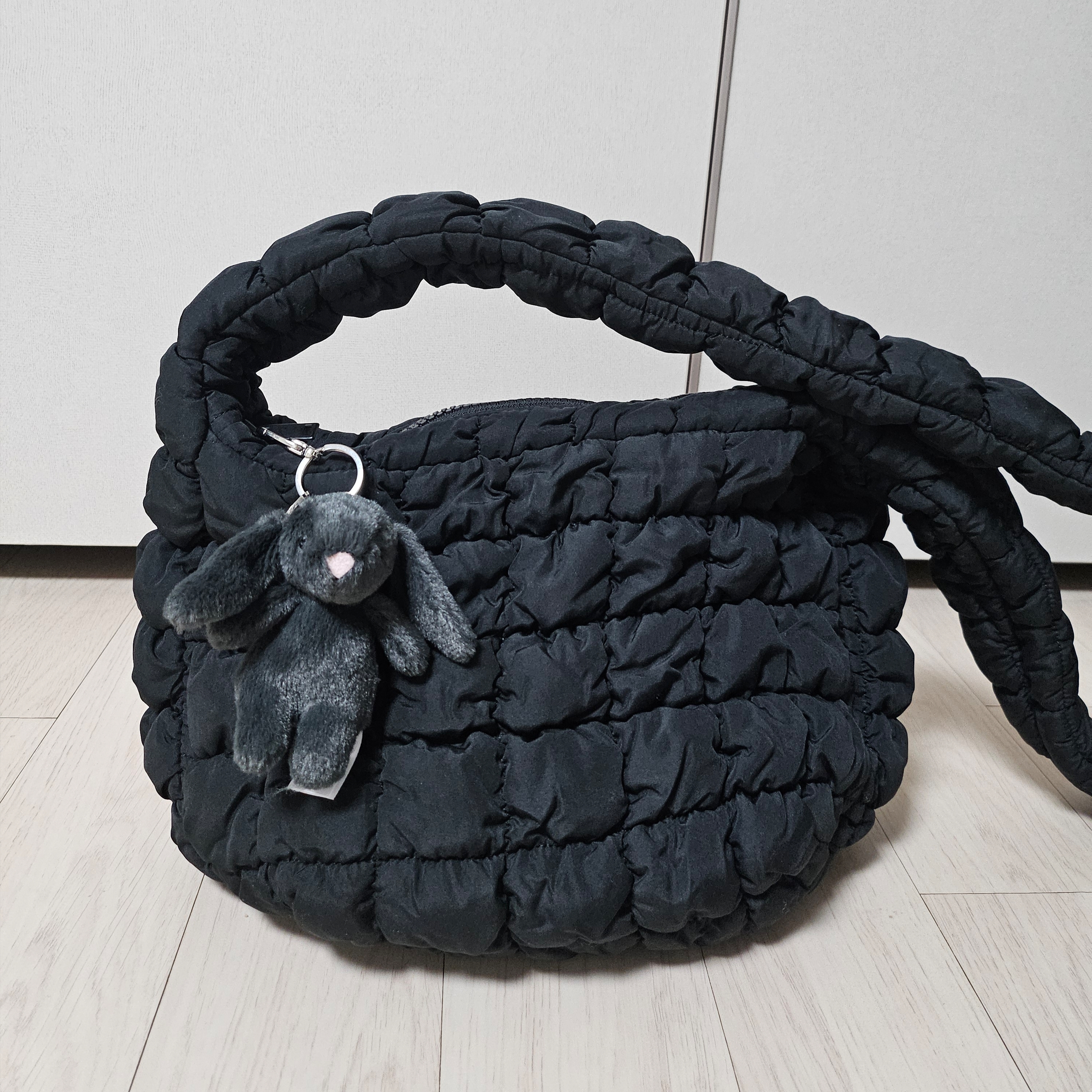COS Quilted Messenger Bag Black, Jellycat Bashful Bunny Bag Charm Ink 착용 스타일
