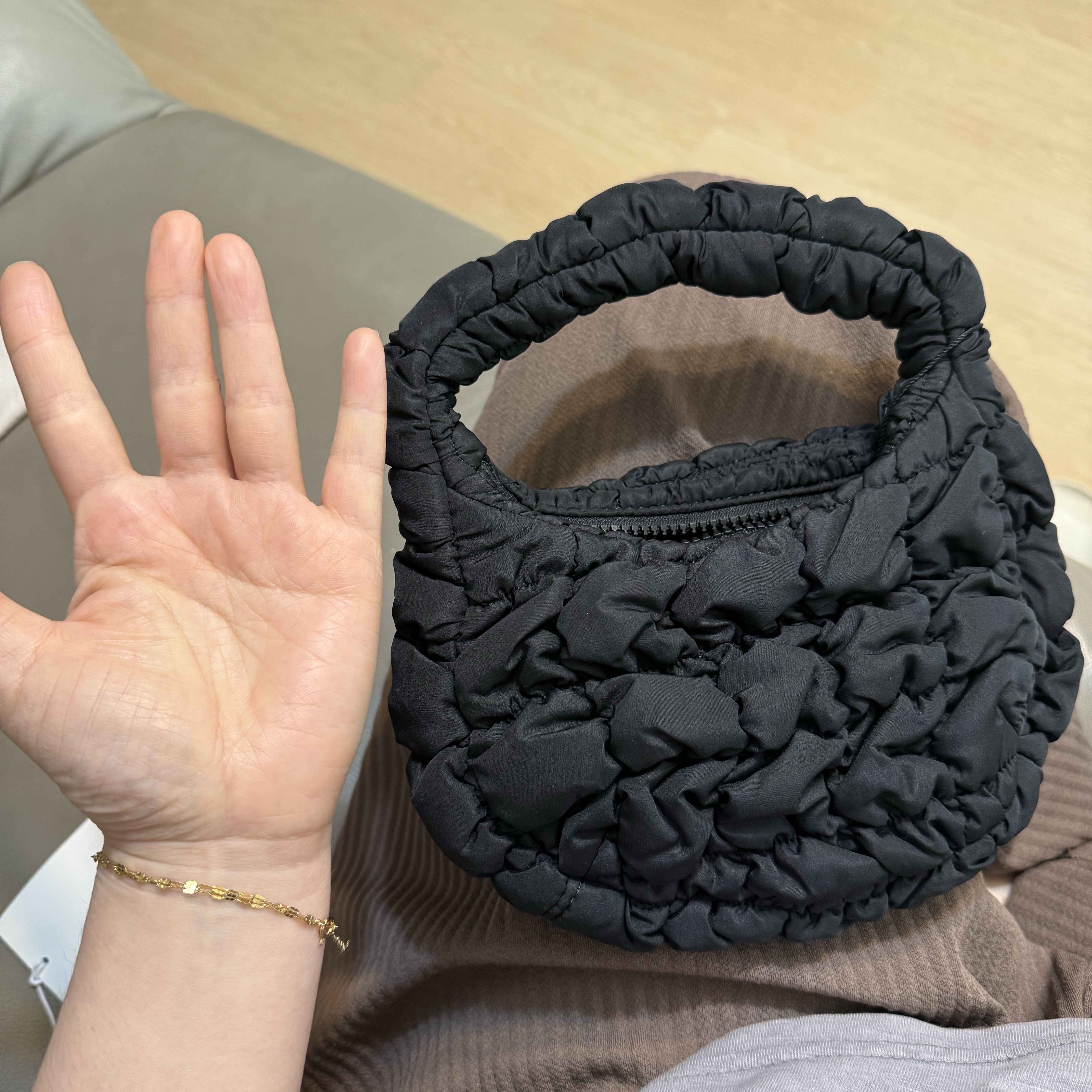 COS Quilted Micro Bag Black 착용 스타일 - 1