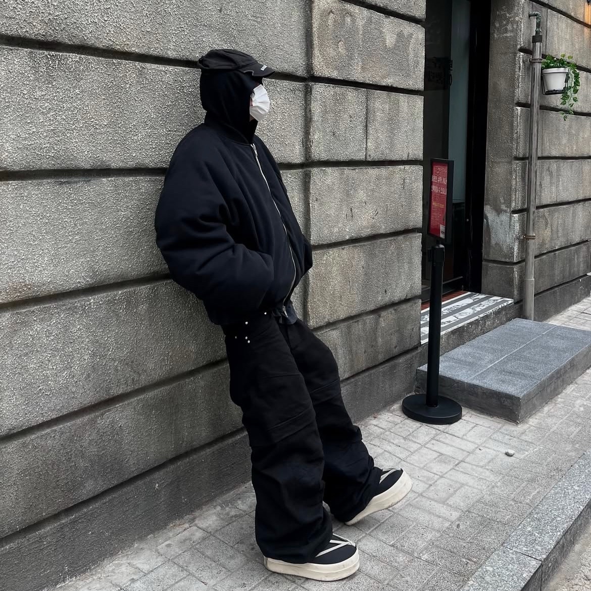 Moncler x Rick Owens Bigrocks Boots Black - 23FW, Farfromwhat Far Oversized Bomber Black 착용 스타일