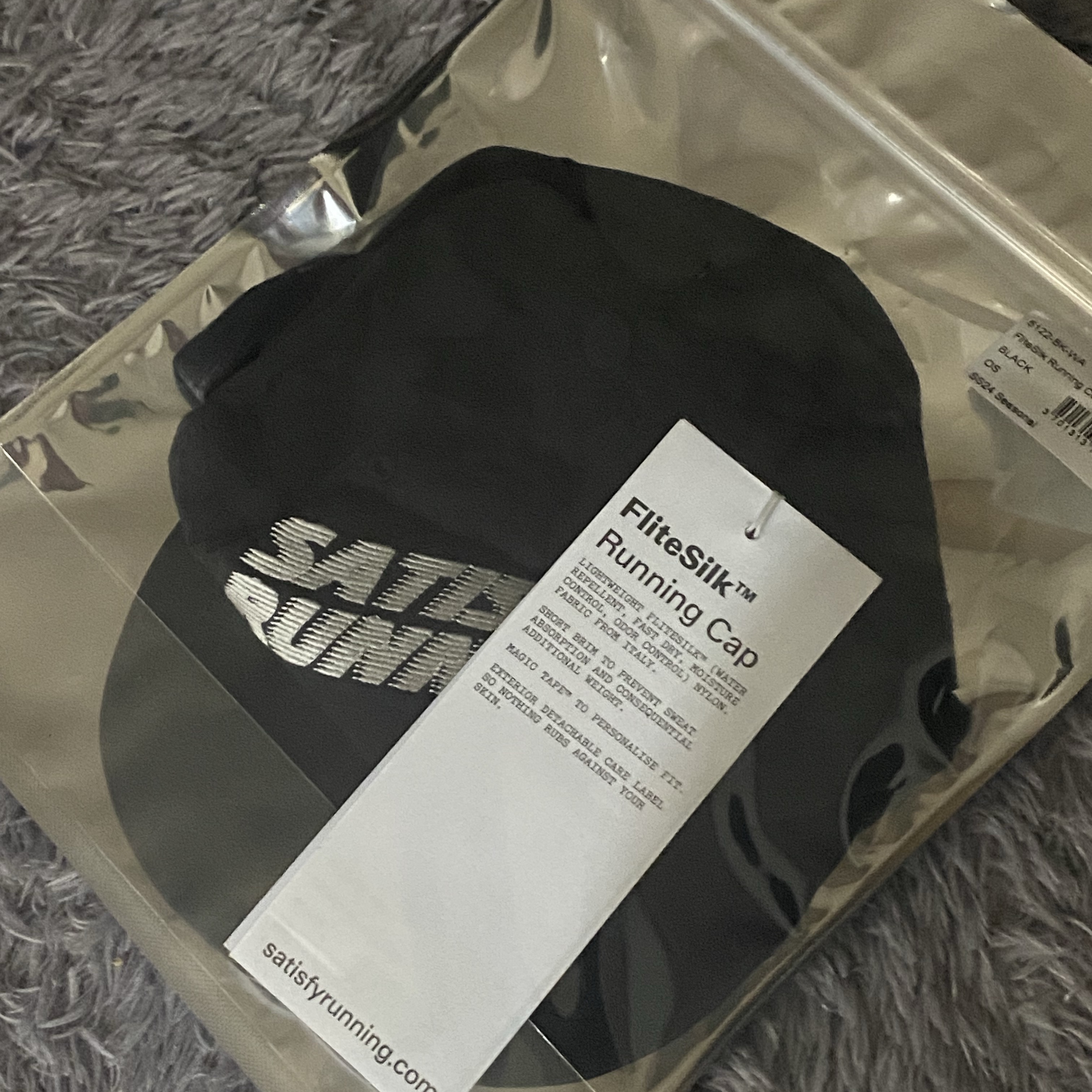 Satisfy Flitesilk Running Cap Black 착용 스타일