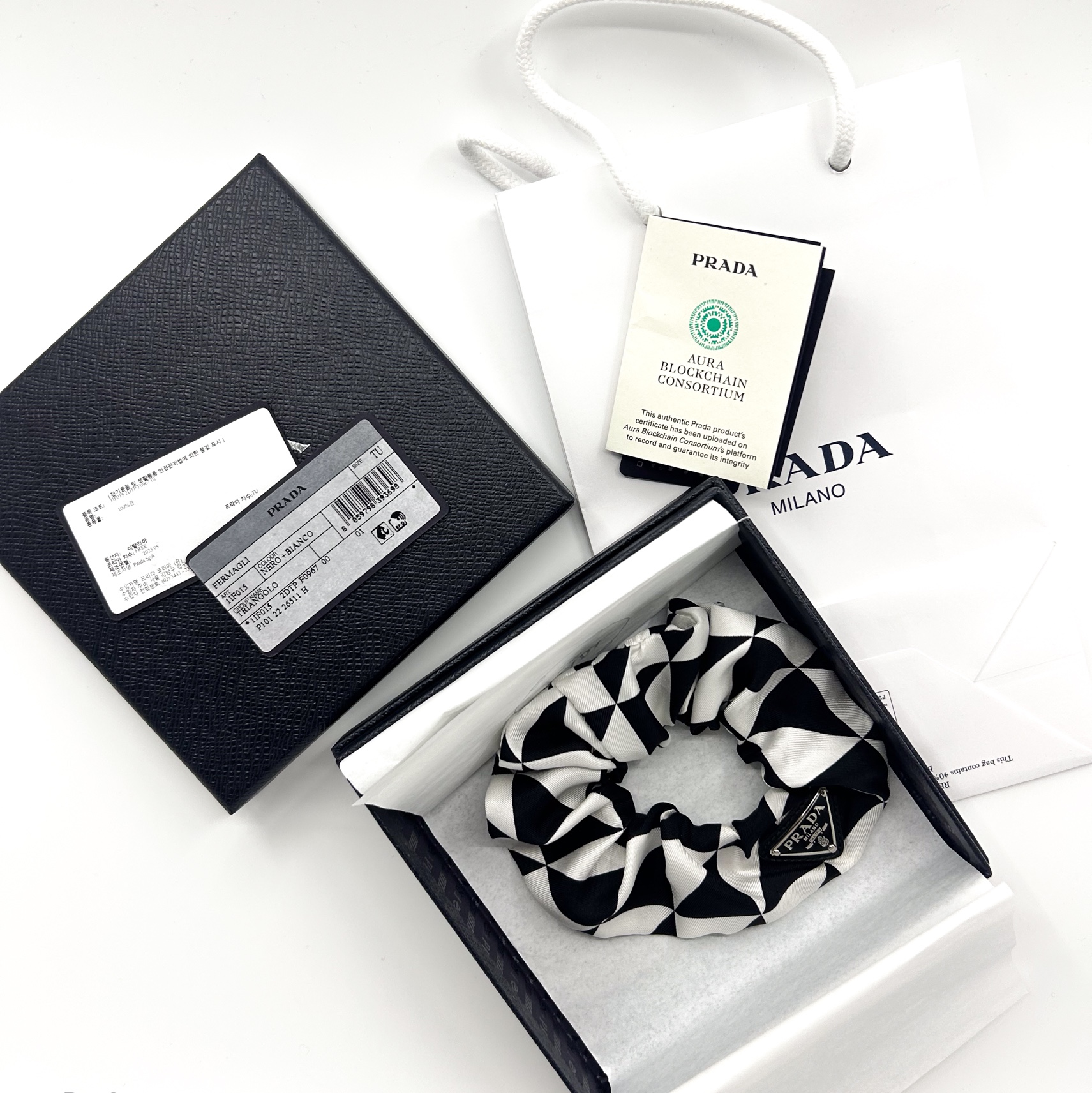 (W) Prada Printed Silk Twill Scrunchie Black White 착용 스타일 - 1