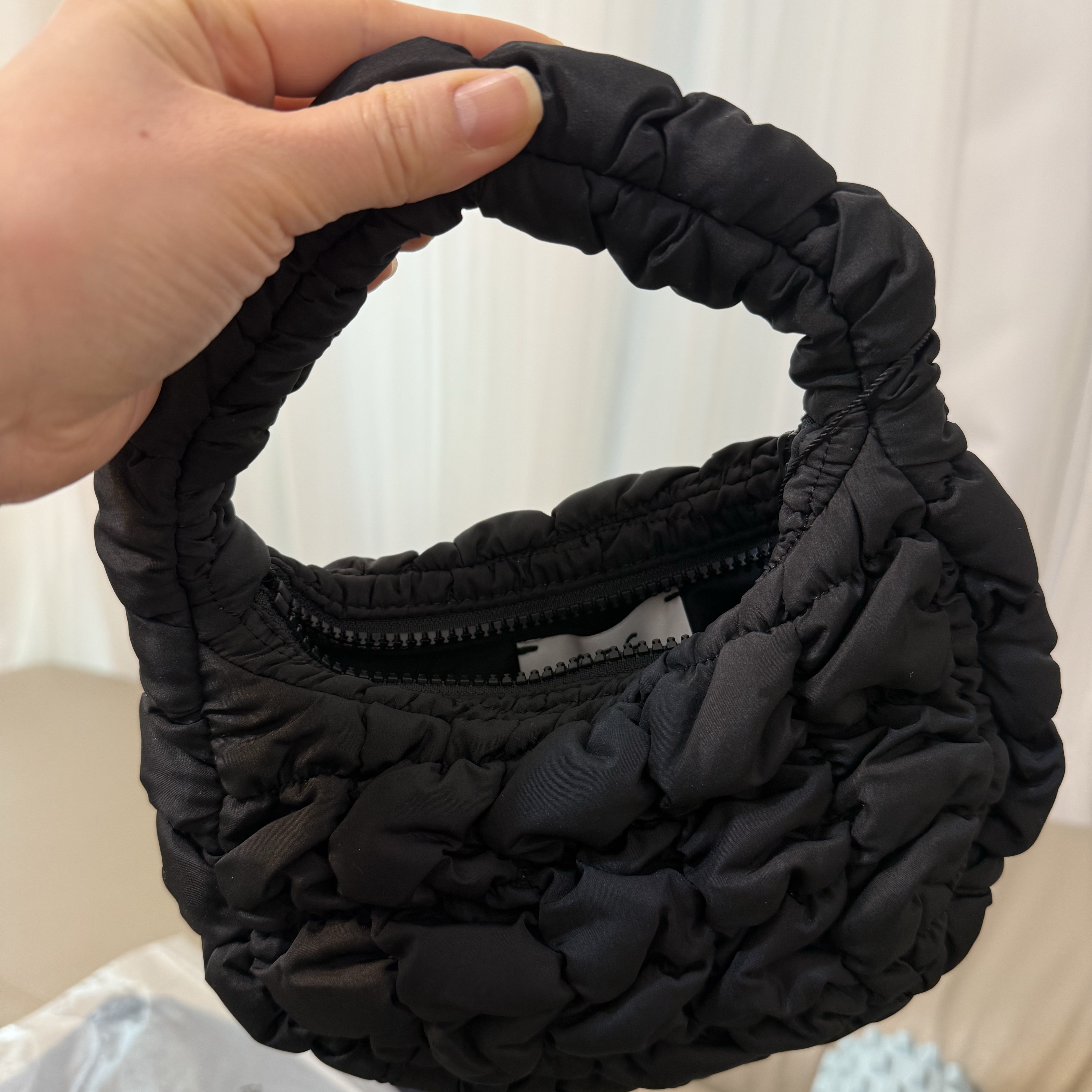 COS Quilted Micro Bag Black 착용 스타일 - 2