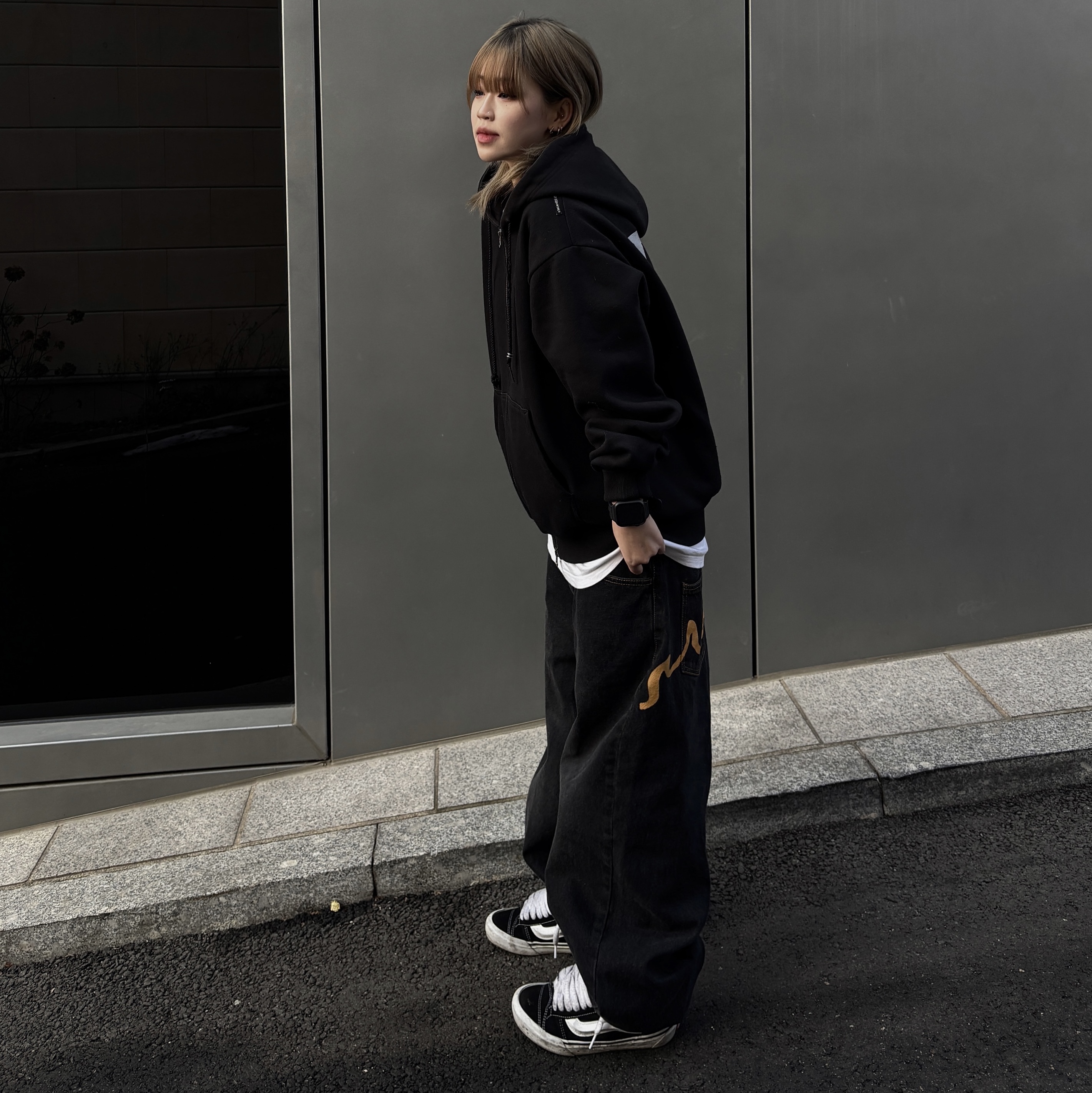 Vans Knu-Skool Black True White 착용 스타일 - 3
