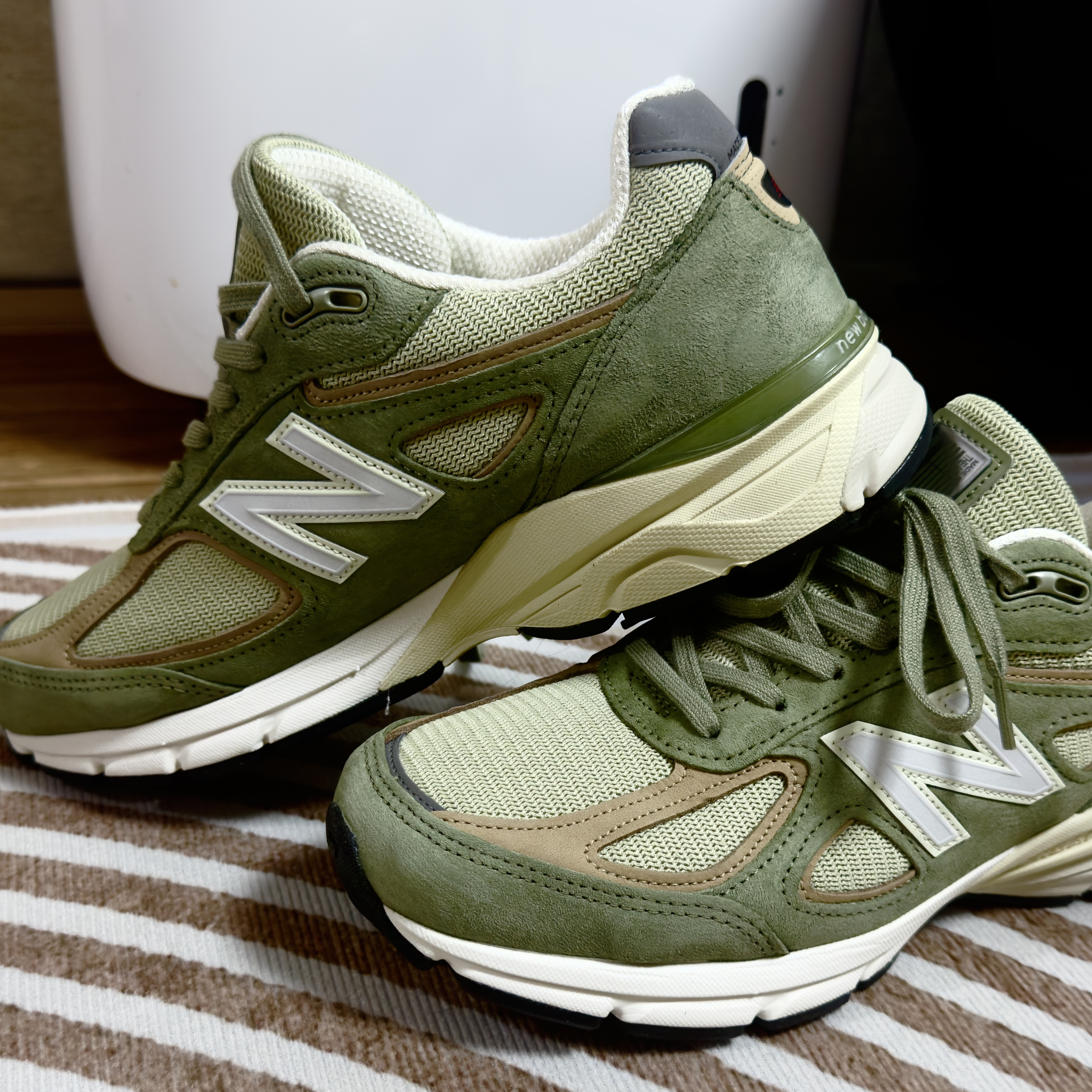 New Balance 990v4 Made in USA Olive Incense 착용 스타일