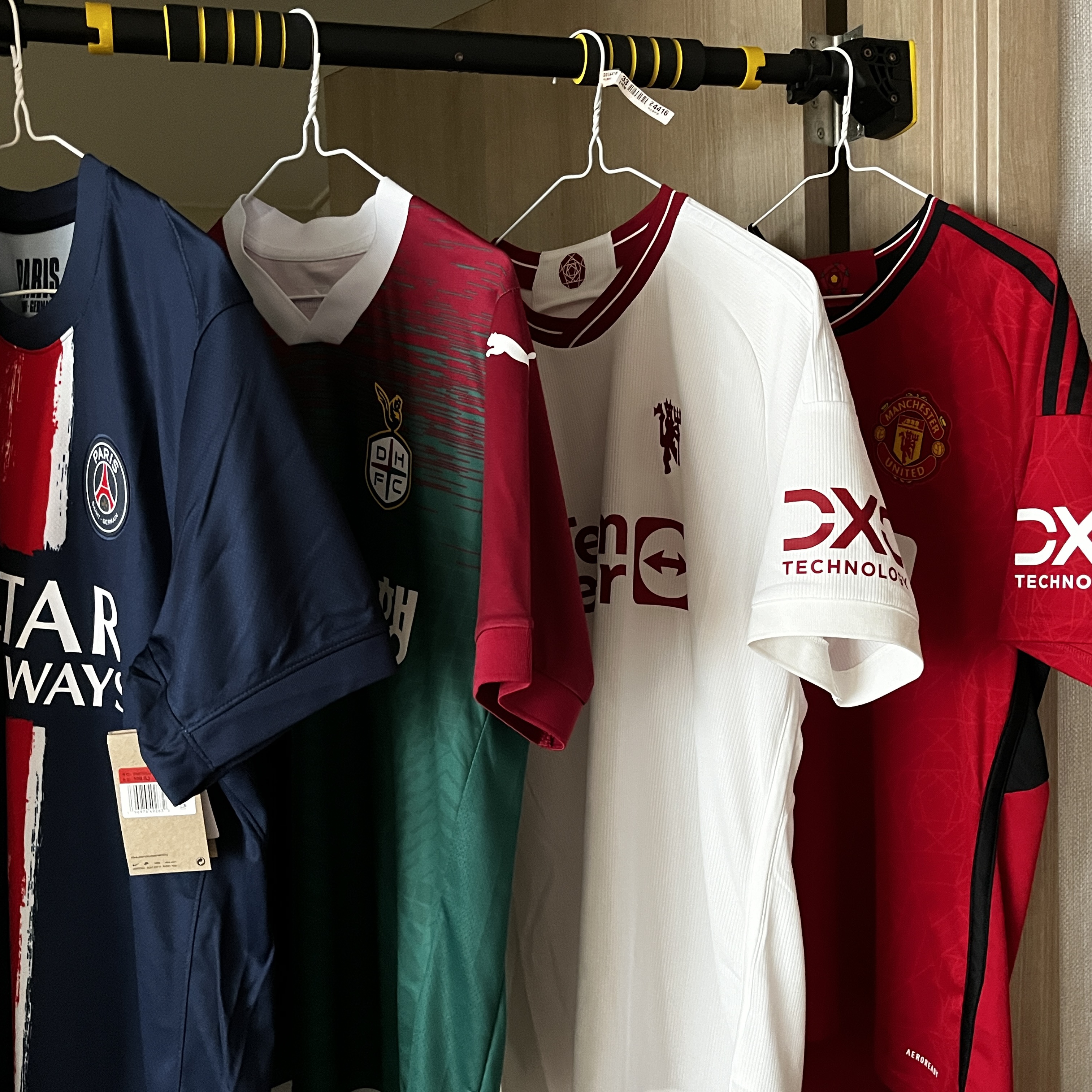 Adidas Manchester United 2023/24 Home Jersey Team Collegiate Red - KR Sizing (Non Marking Ver.), Adidas Manchester United 2023/24 3rd Jersey Cloud White - KR Sizing (Non Marking Ver.) 착용 스타일