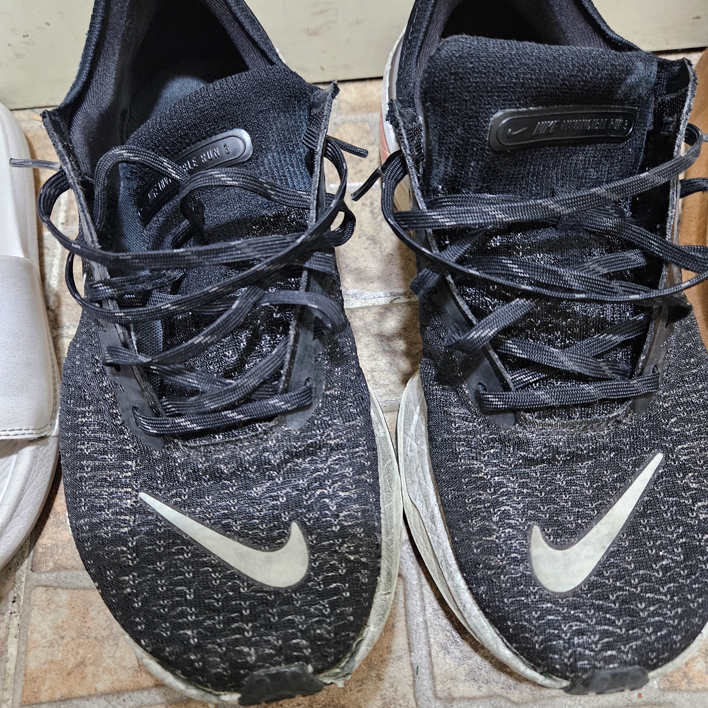 Nike ZoomX Invincible Run Flyknit 3 Black White 착용 스타일