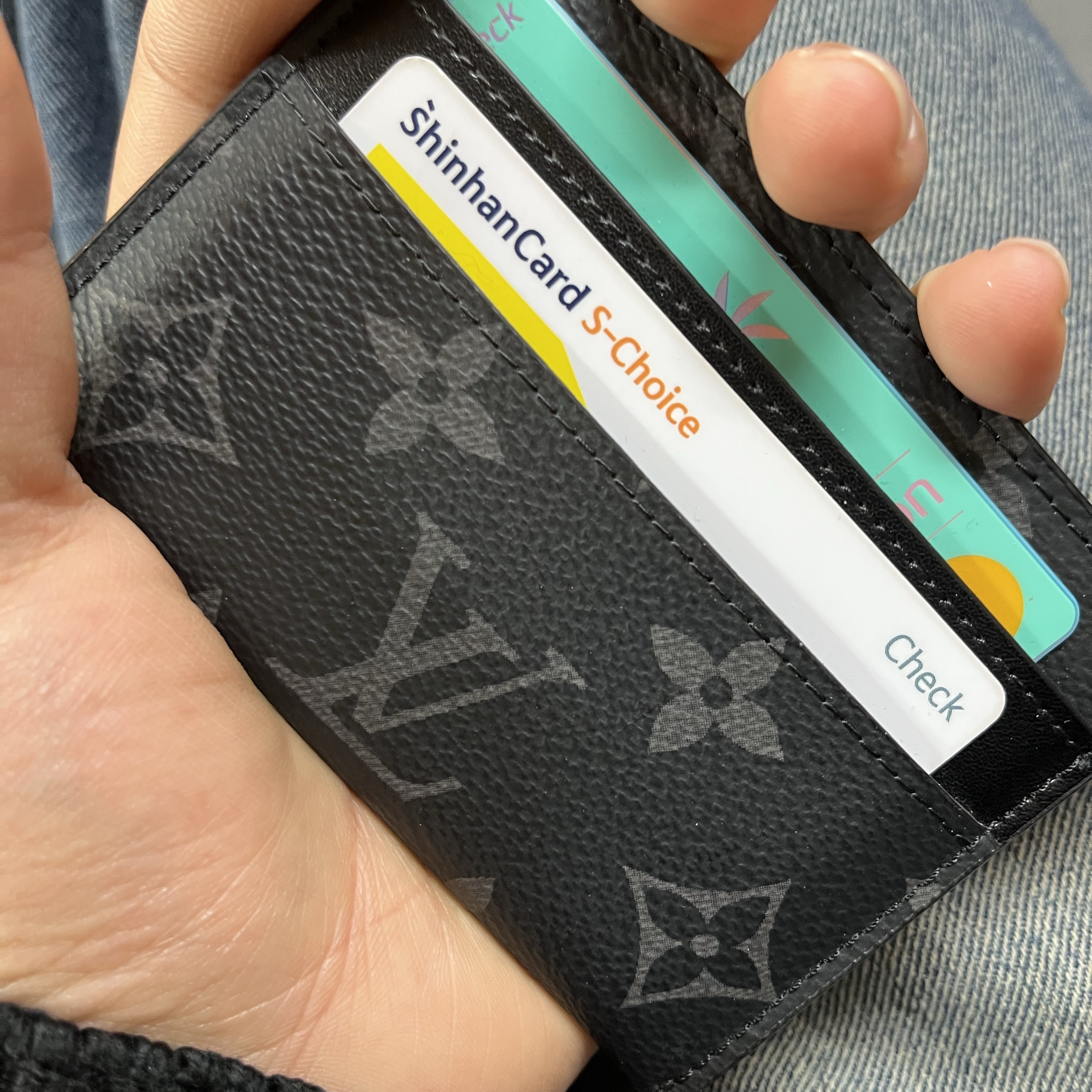 Louis Vuitton Double Card Holder Monogram Eclipse 착용 스타일
