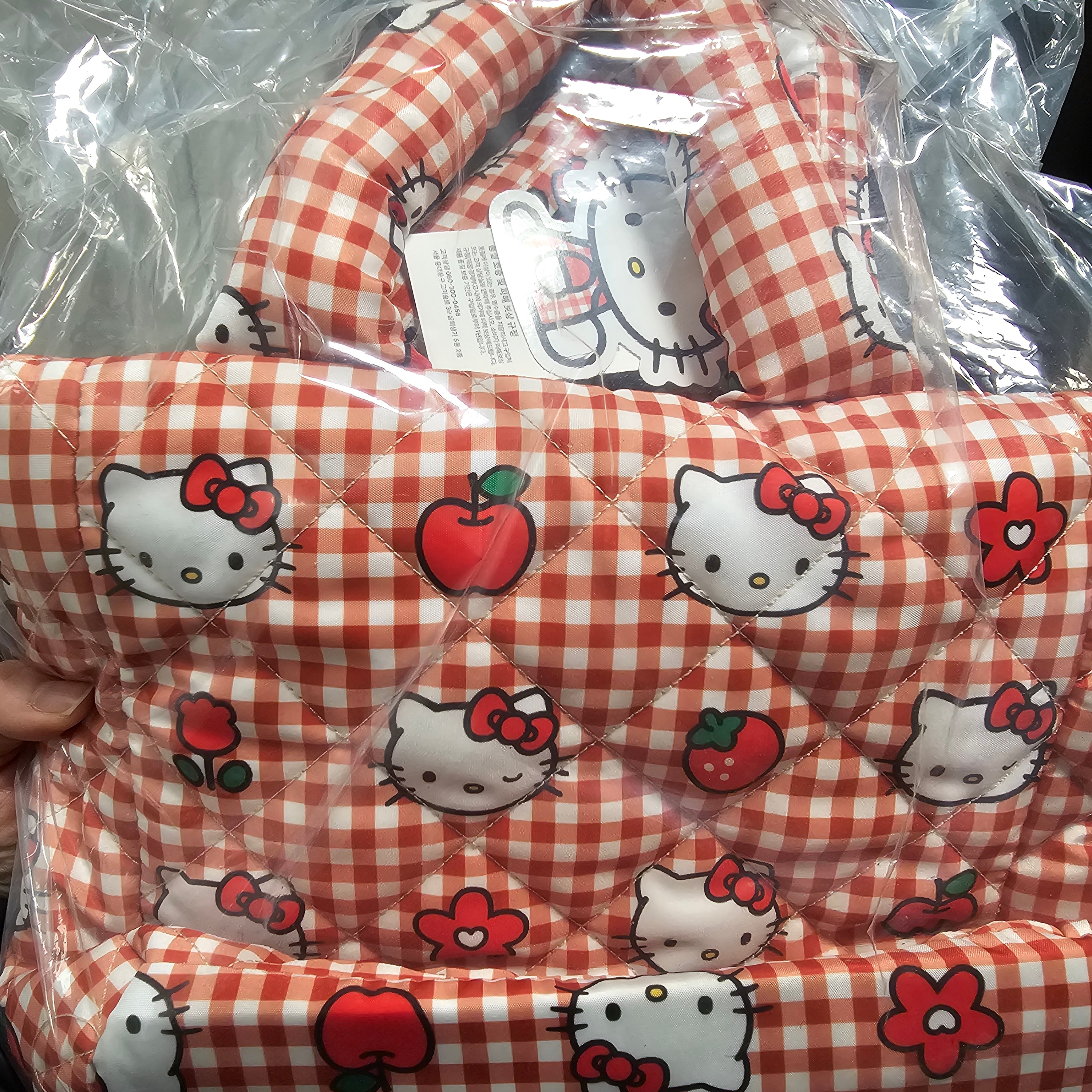 (W) Spao x Hello Kitty Quilting Bag Red 착용 스타일 - 1