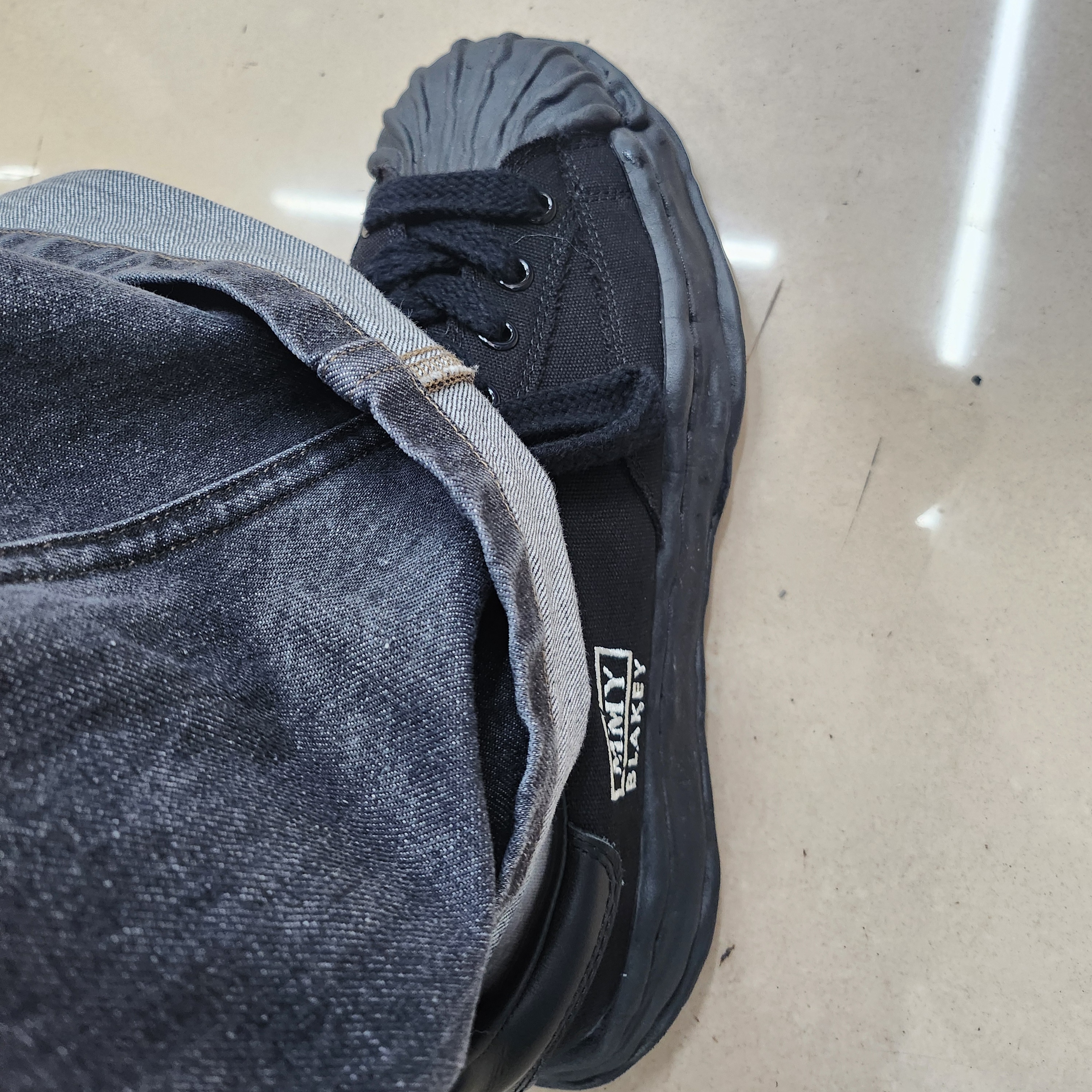 Maison Mihara Yasuhiro Blakey OG Sole Canvas Low-top Sneakers Black Black, Carhartt WIP Backley Cap Black 착용 스타일 - 3