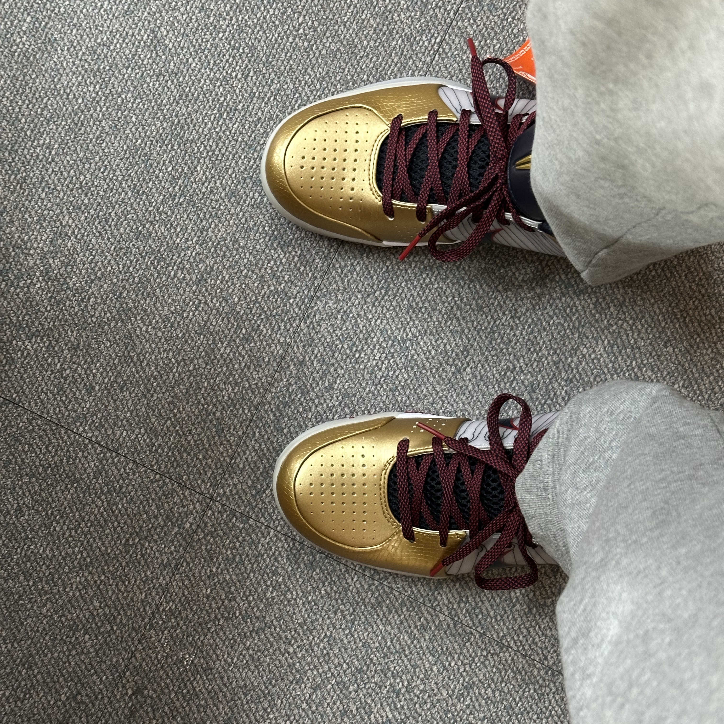 Nike Kobe 4 Protro Metallic Gold and Dark Obsidian 착용 스타일