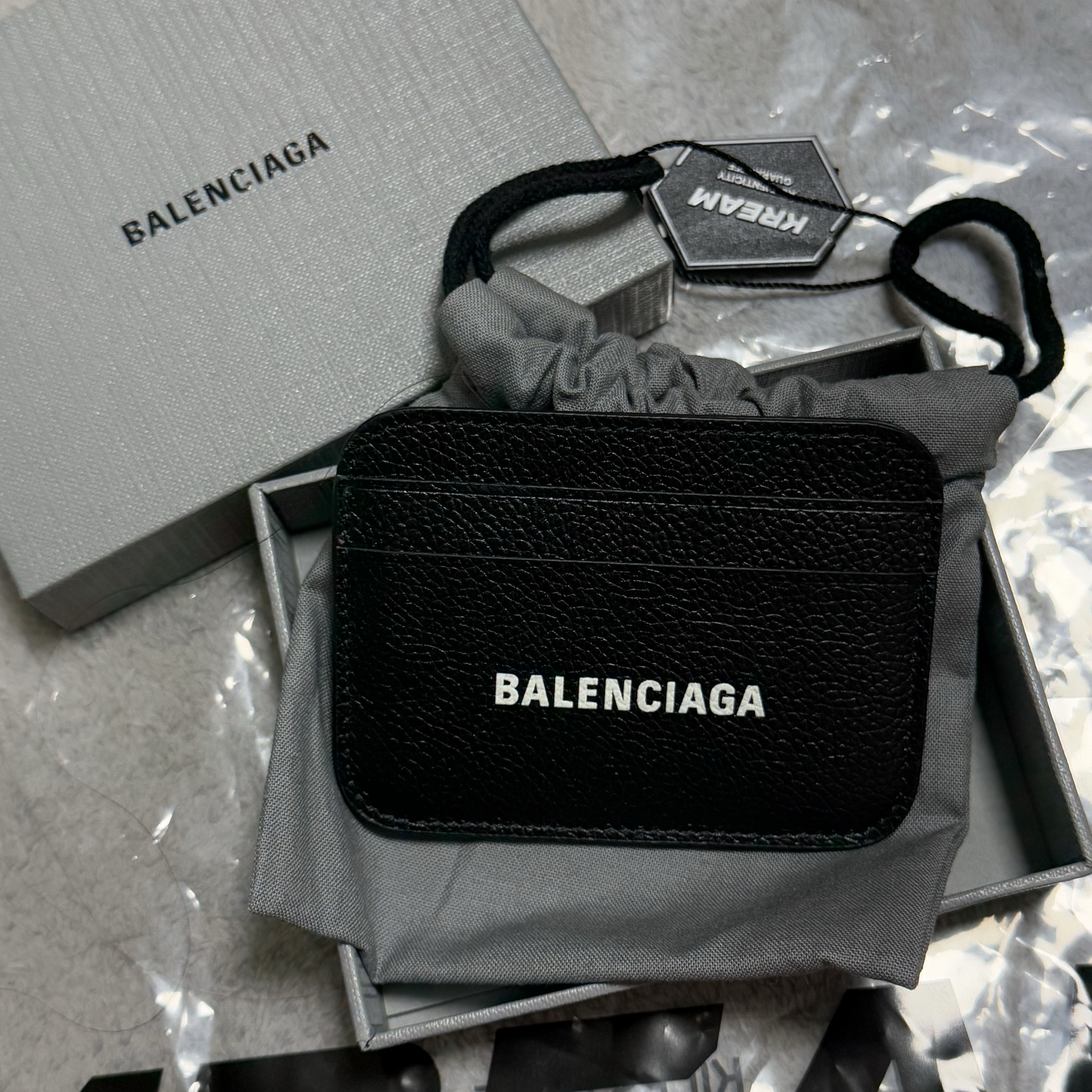 Balenciaga Grainy Leather Cash Card Holder Black 착용 스타일