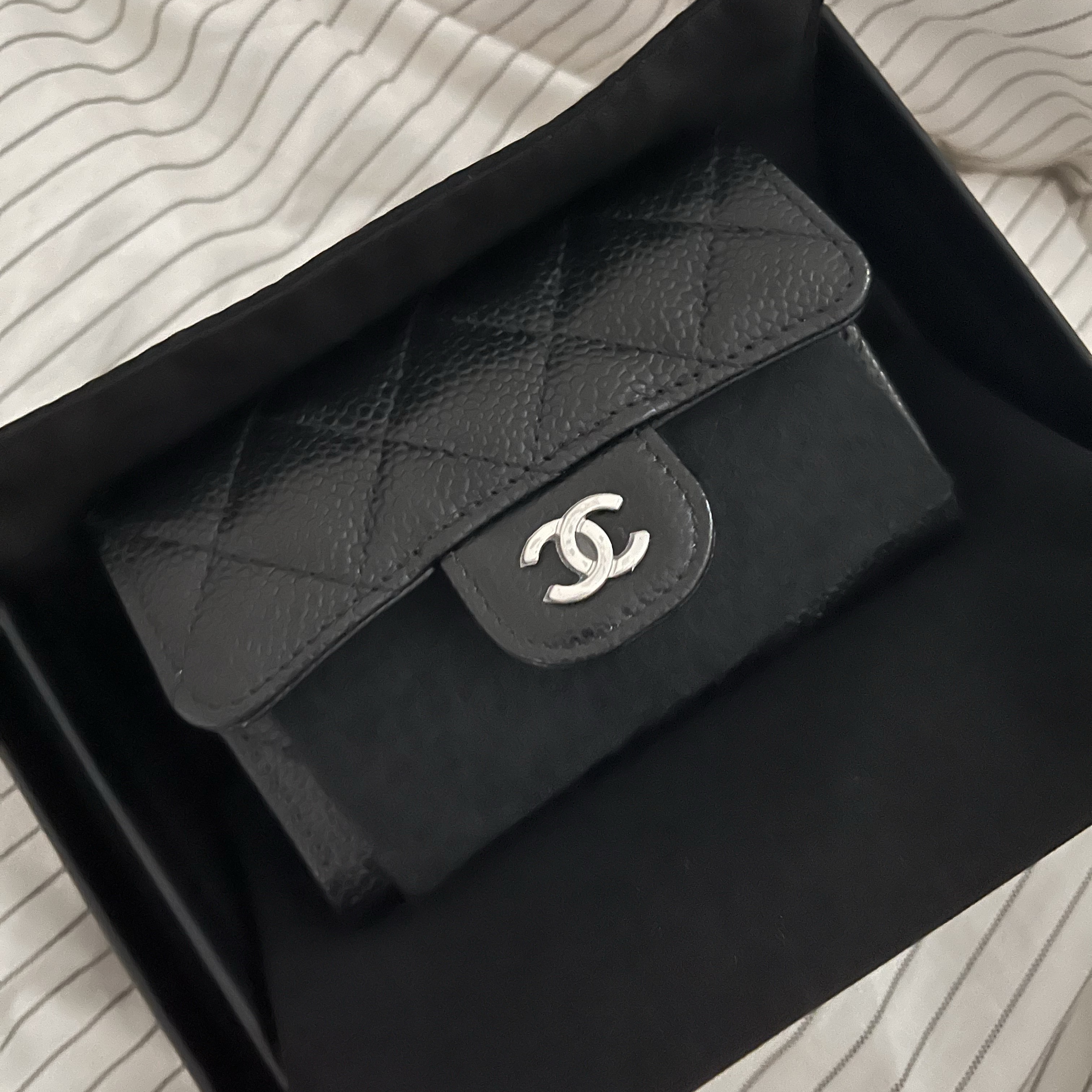 Chanel Classic Card Holder Grained Calfskin & Silver Black 착용 스타일
