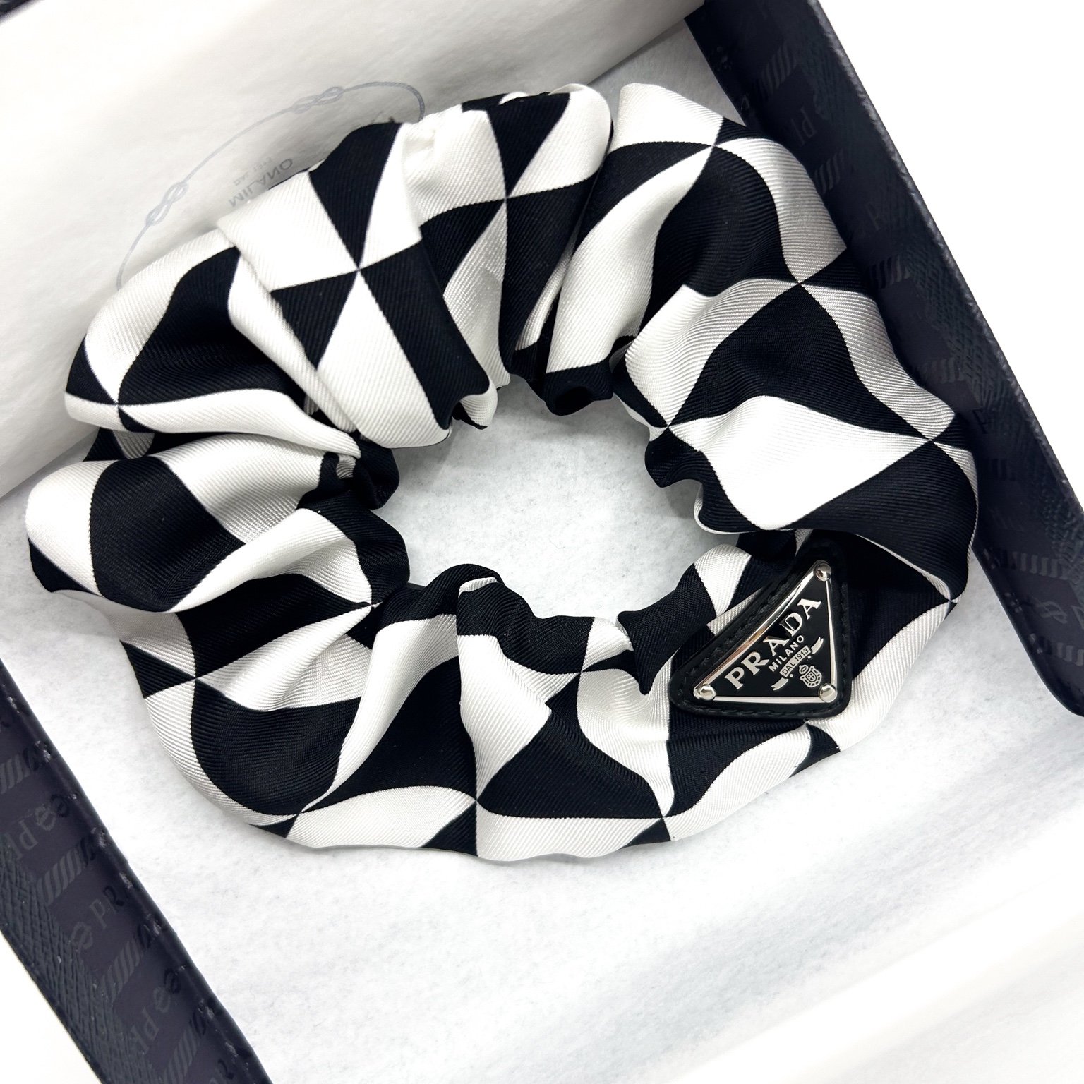(W) Prada Printed Silk Twill Scrunchie Black White 착용 스타일 - 4